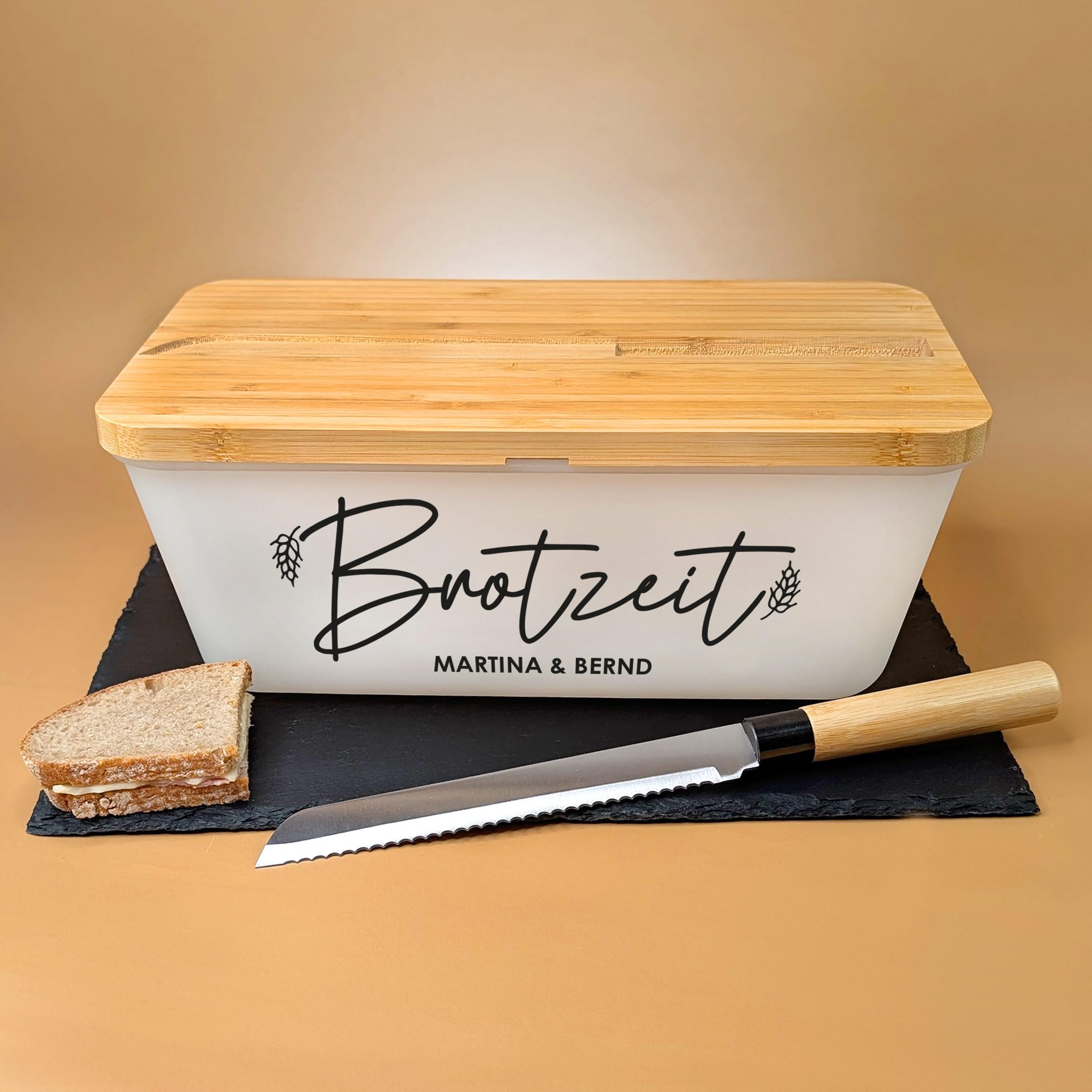 Herz & Heim® Personalisierter Brotkasten mit Bambus Schneidebrett & Brotmesser – Gravur oder Druck – verschiedene Motive – Brotbox mit Deckel – Geschenk für Paare & Familien (Brotzeit)