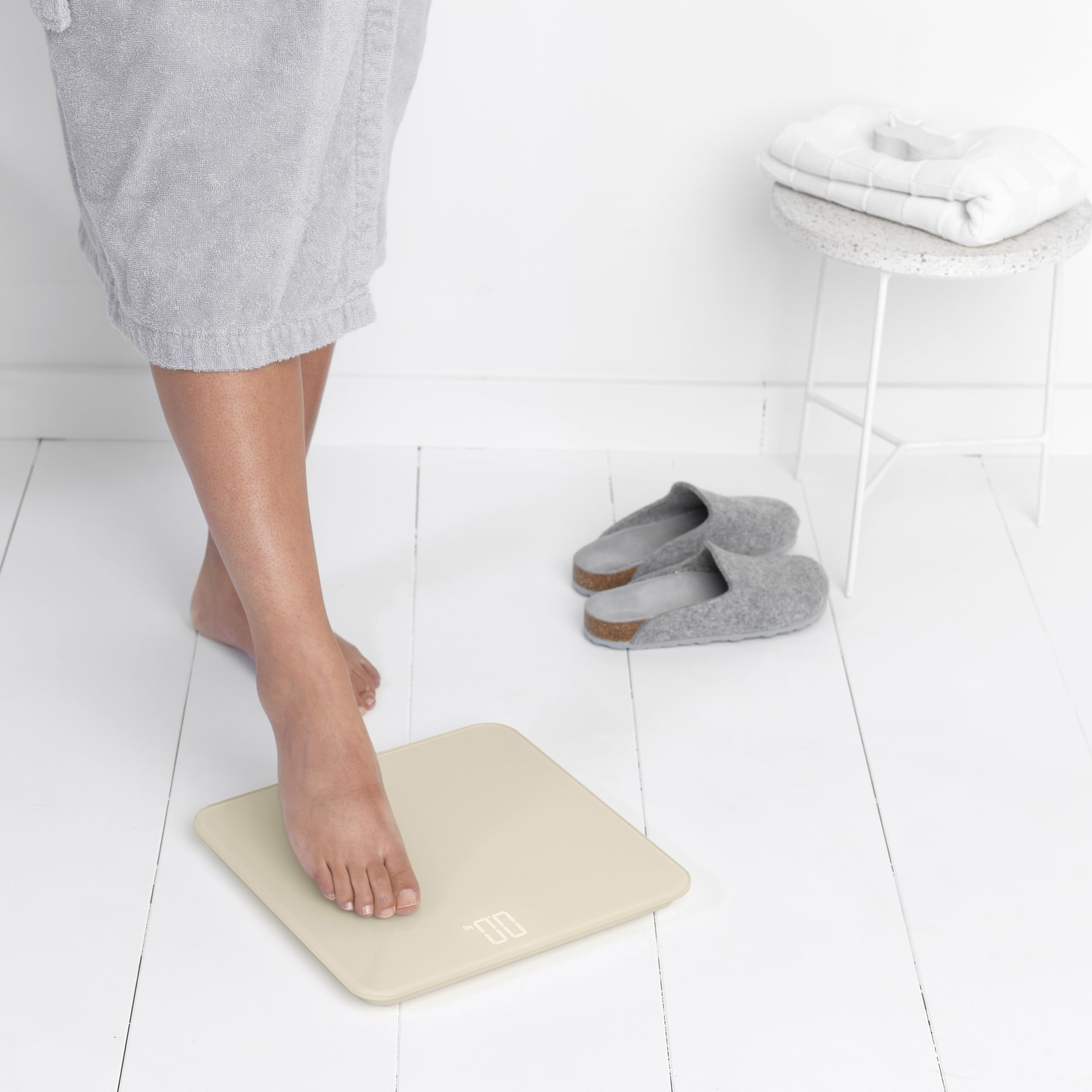 Brabantia - ReNew Bilancia Pesapersone Digitale - Bilancia con Piano in Vetro Portata 180 kg - Piedini Morbidi Antiscivolo - 4x Batterie AAA Incluse - Soft Beige - 30 x 30 cm