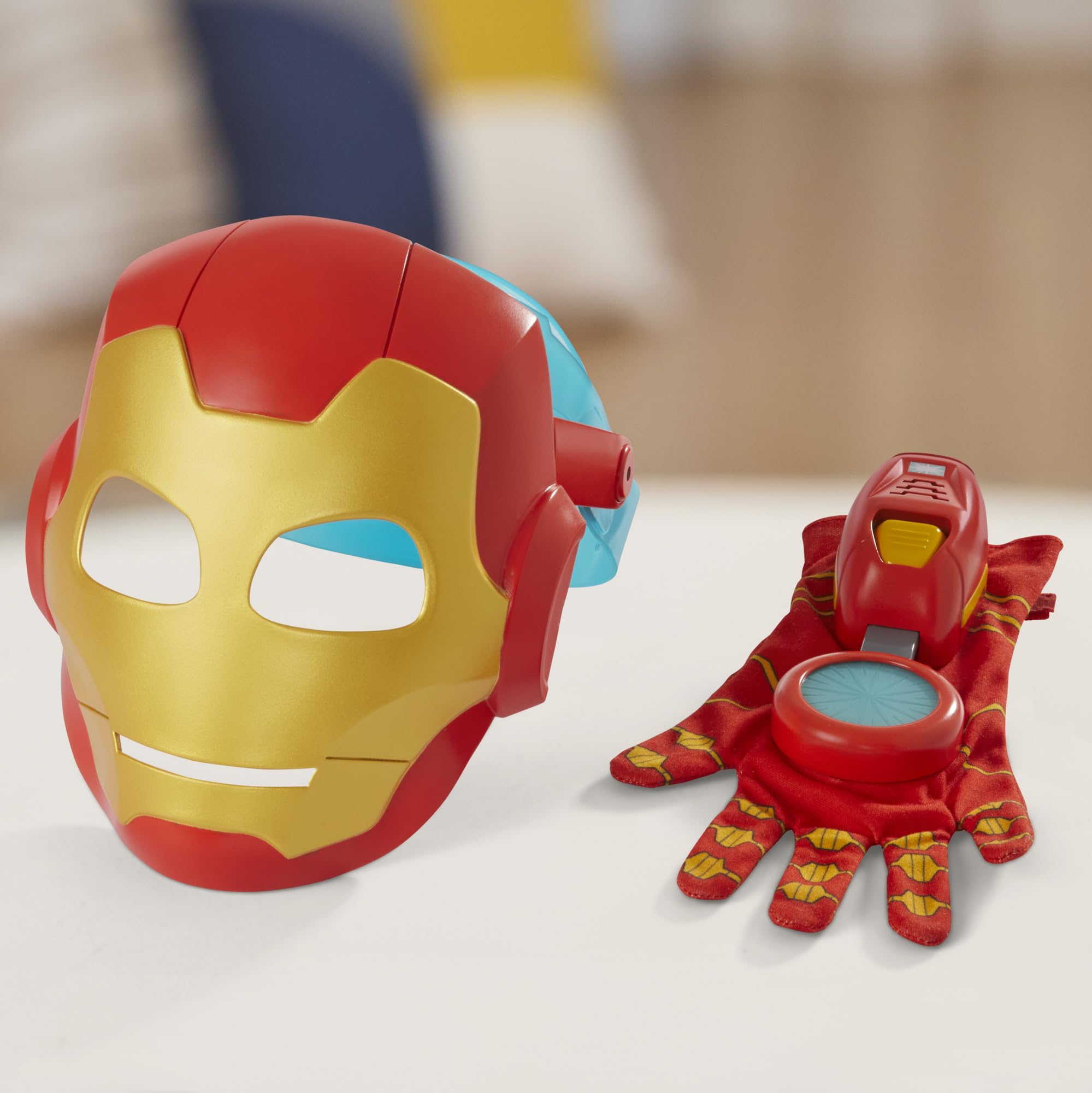 Marvel Iron Man et Ses Amis Extraordinaires, Pack de déguisement du héros en Armure, Masque et Gant électronique Iron Man, pour Enfants, dès 3 Ans