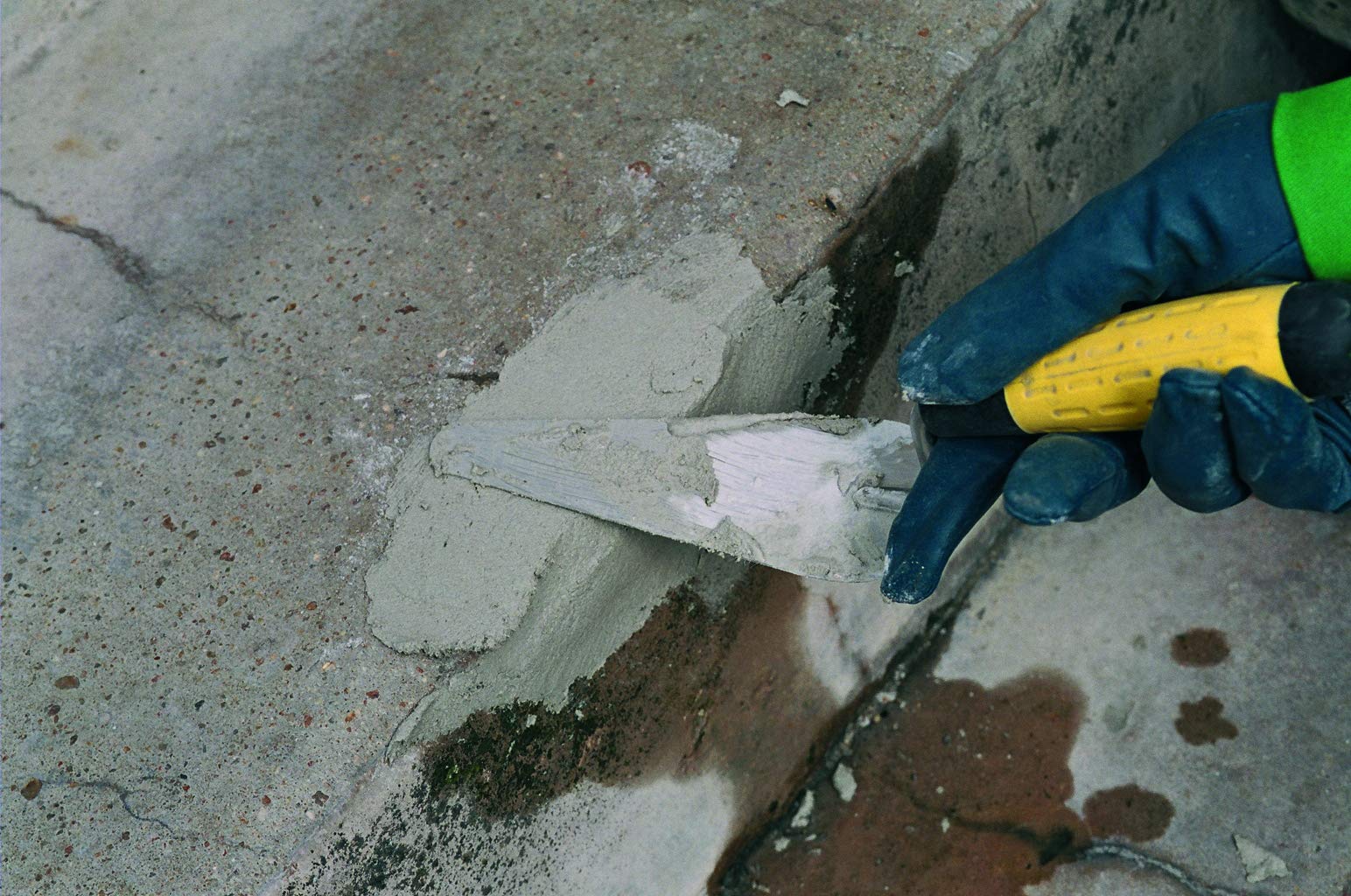 Hoe binnenmuren te gebruiken om schuine en verlaagde plafonds te creëren
