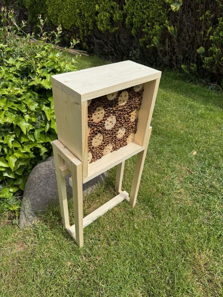 Casetta per insetti da giardino in legno naturale con supporto