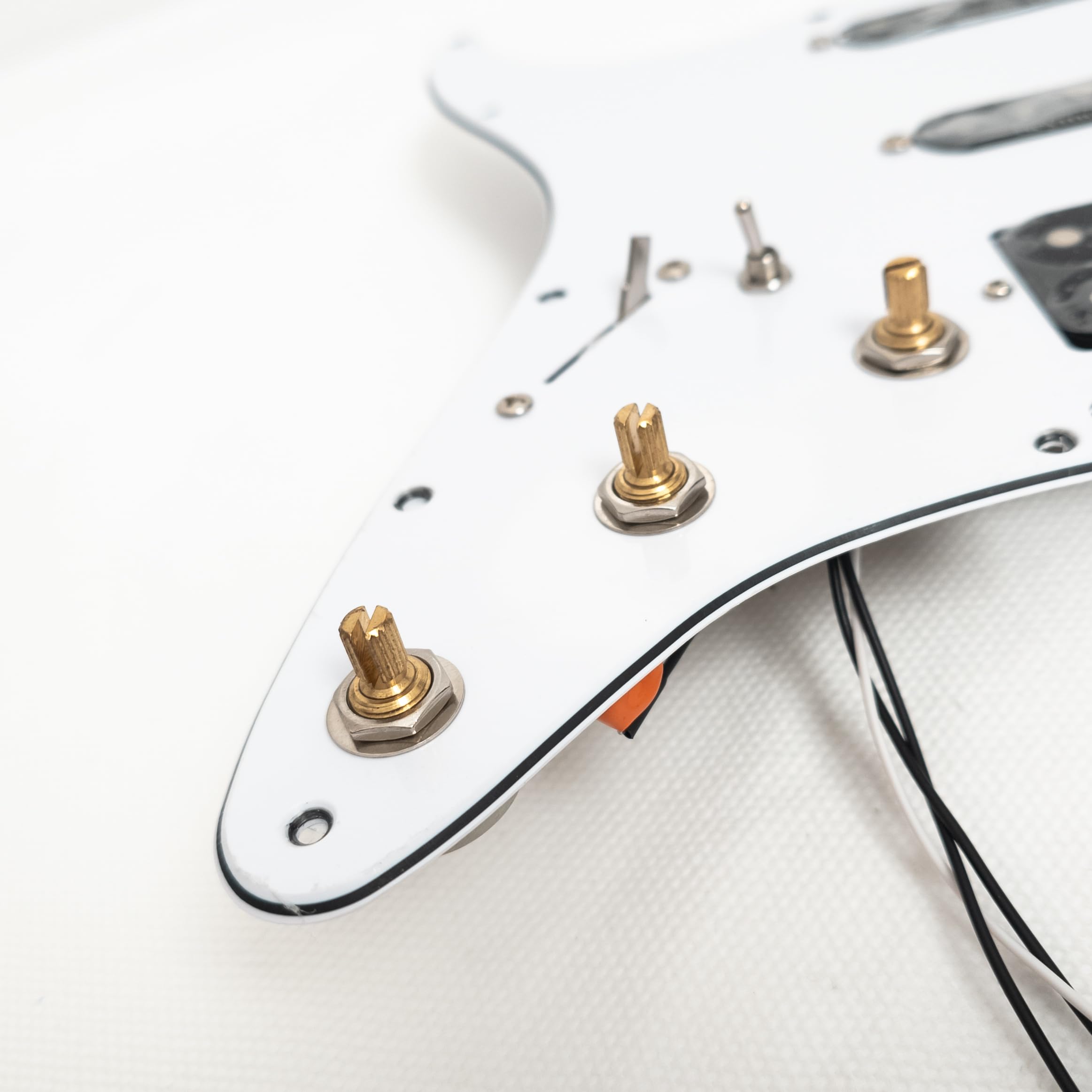 SSH - Juego de pastillas precableadas para guitarra eléctrica Fender Strat, con bobina única Alnico V y pastillas Humbucker, ollas de eje de cobre, conjunto de arnés de cableado de alta salida