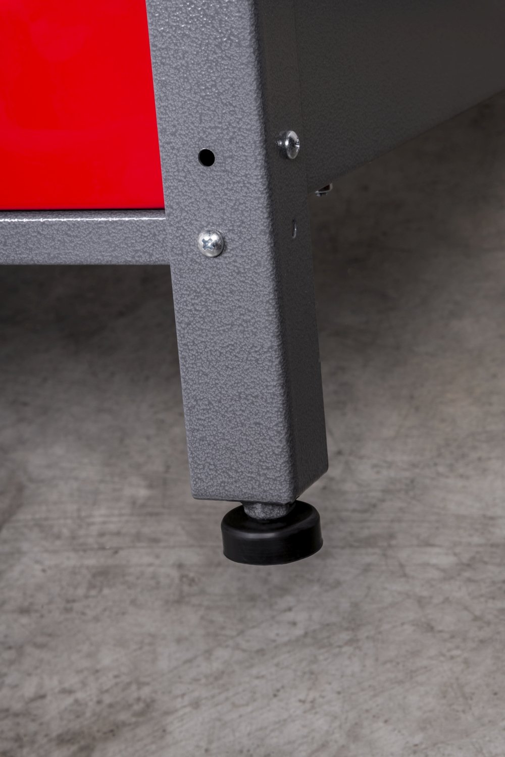 Kreher Werkbank aus Metall mit 30 mm Sperrholzplatte und Einer abschließbaren Tür. Mit Schublade, Einlegeboden und Gewindefüßen. Maße BxTxH 120 x 60 x 85 cm.