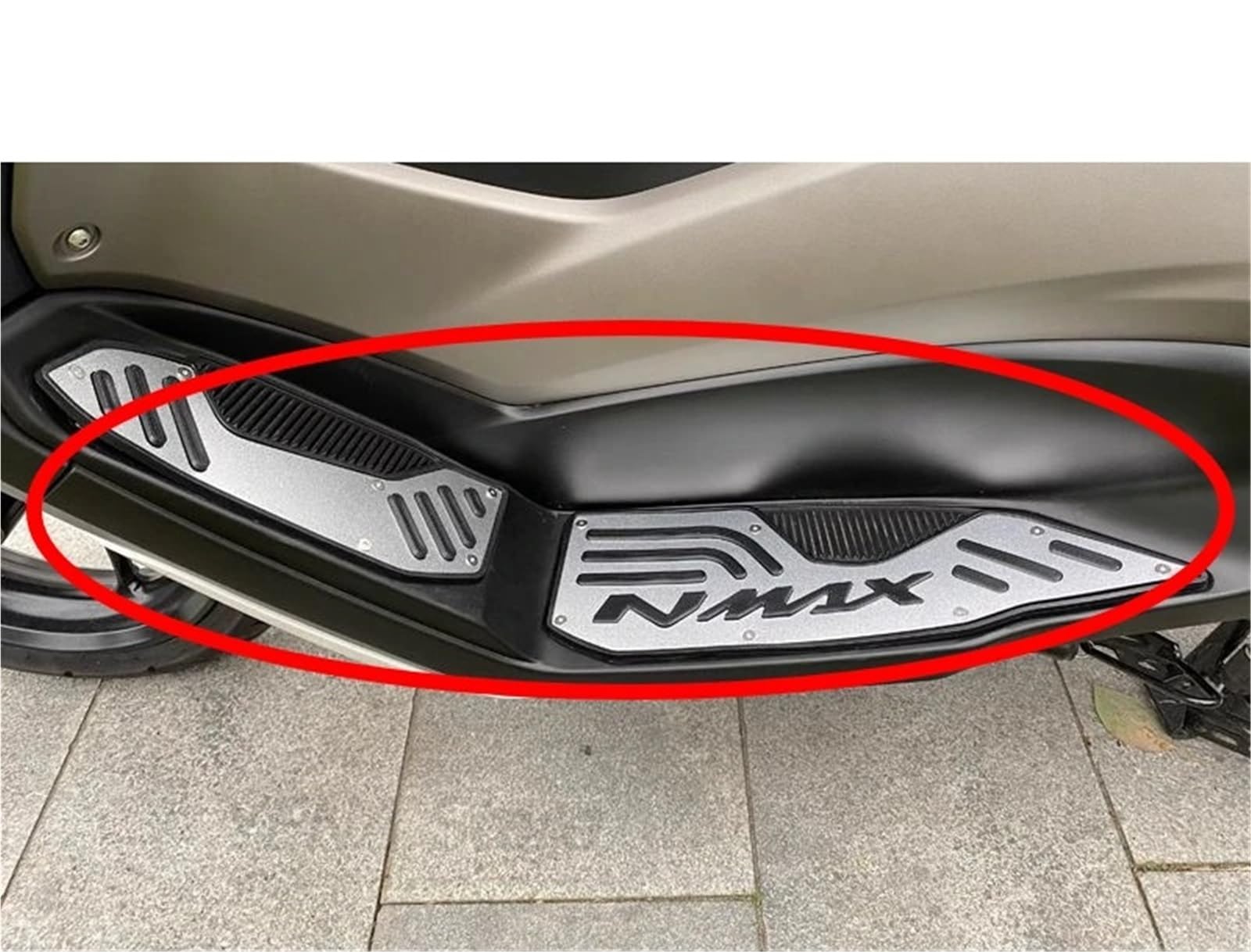 Tappetino Antiscivolo Per Pedane Yamaha NMAX 155 E 125 (2025) – Design Compatto, Superficie Scolpita, Stabile E Resistente
