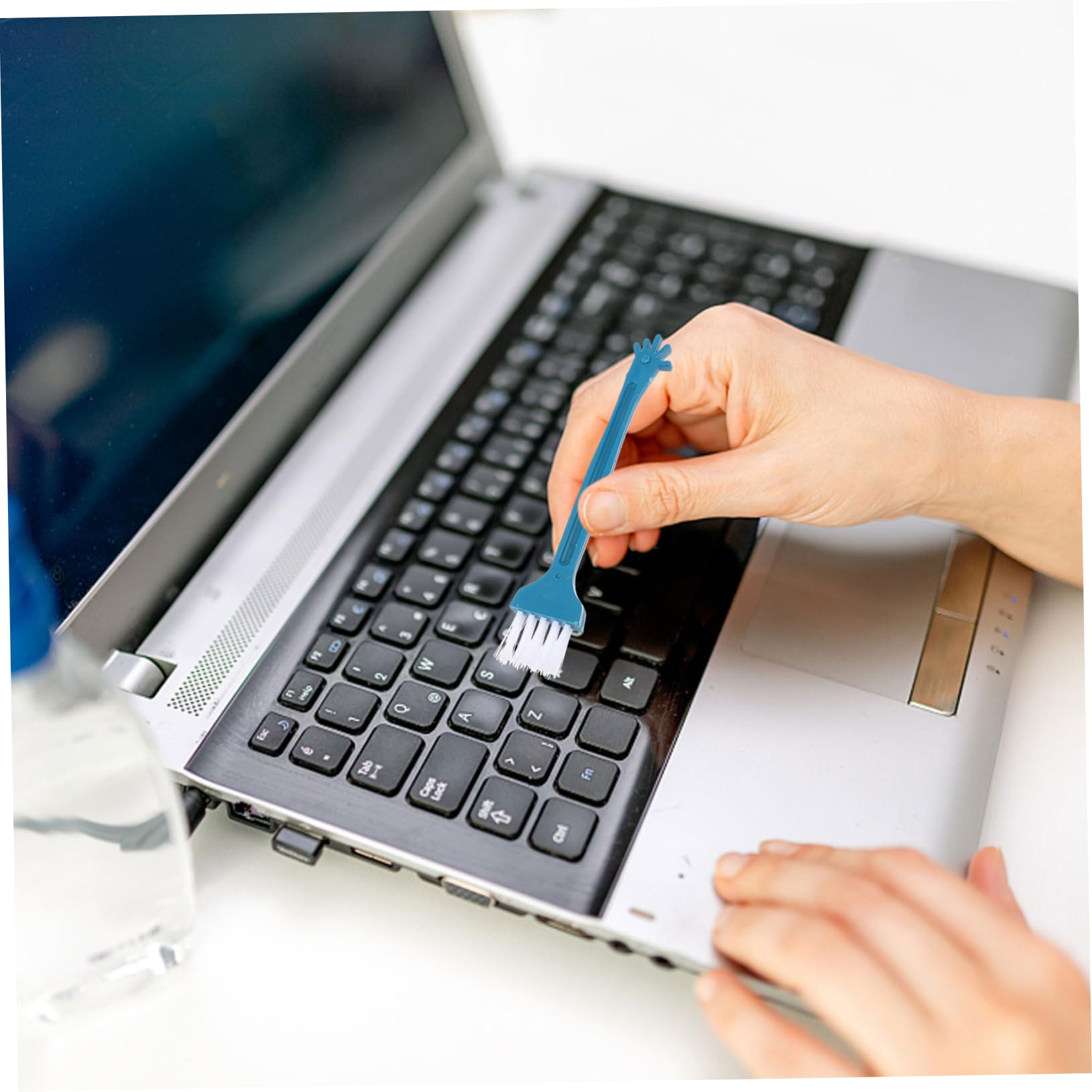 VILLCASE 2 Sets Headphone Cleaning Tool Electronic Cleaning Kit Brush Dust Cleaner Soft Cotton Swabs for Stains Dust Random Color