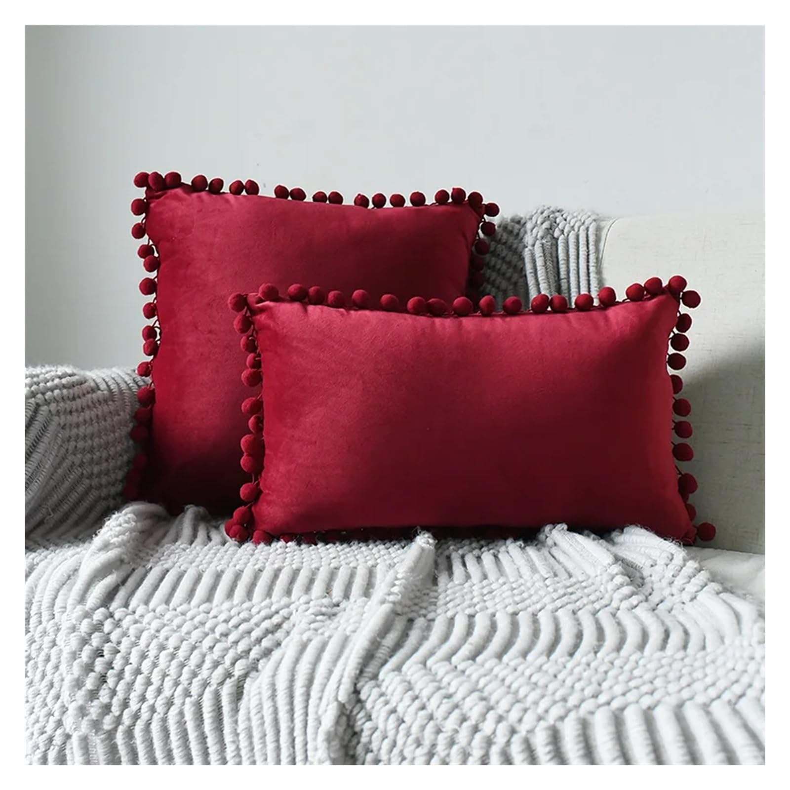 Housse de coussin en velours doux rouge pour créer une ambiance cocooning dans le salon