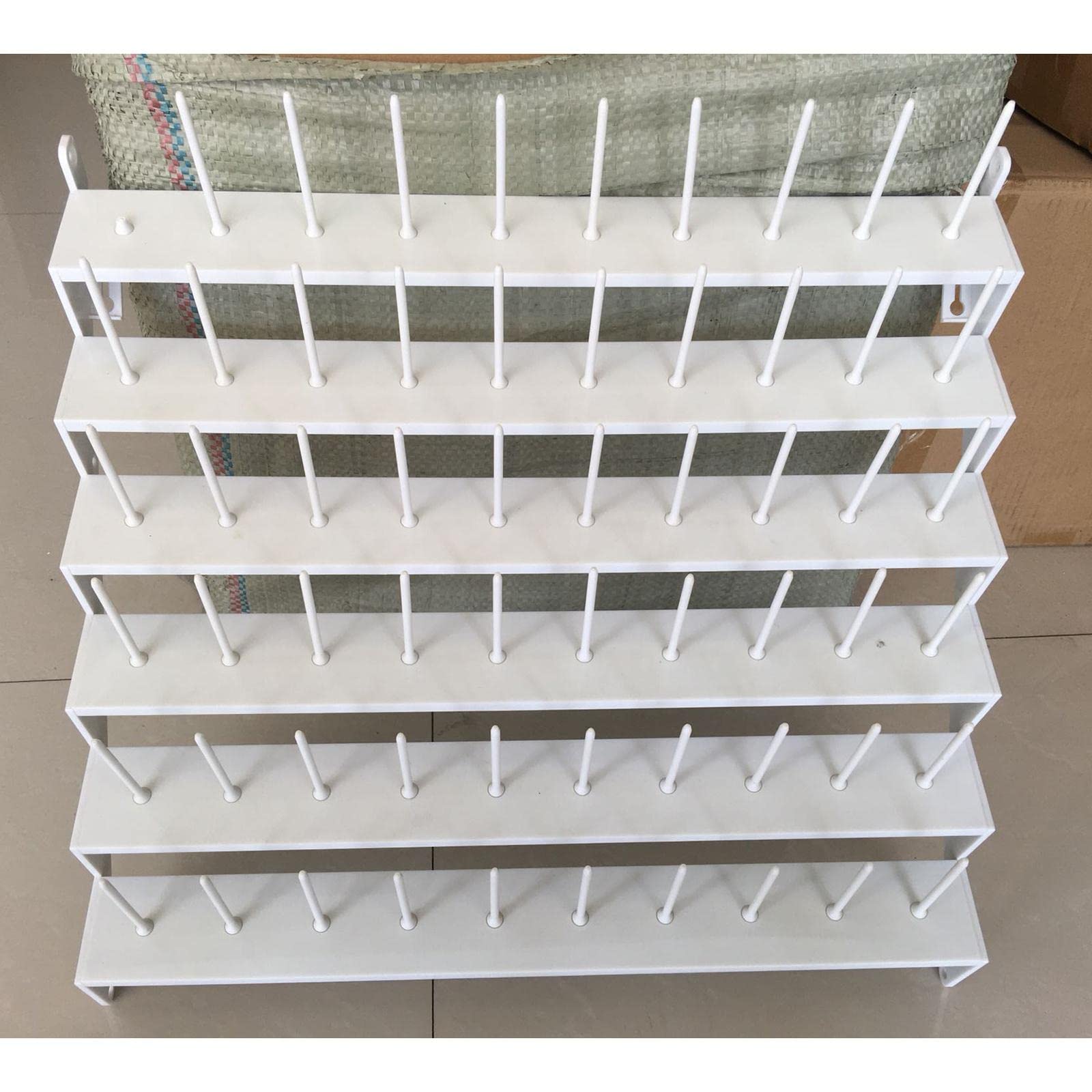 Organizador de Riel para Soporte para Carretes Estantería de Plástico Multifuncción para Bobinas de Costura Capacidad para 60 Carretes, de Montaje en Pared, Individual