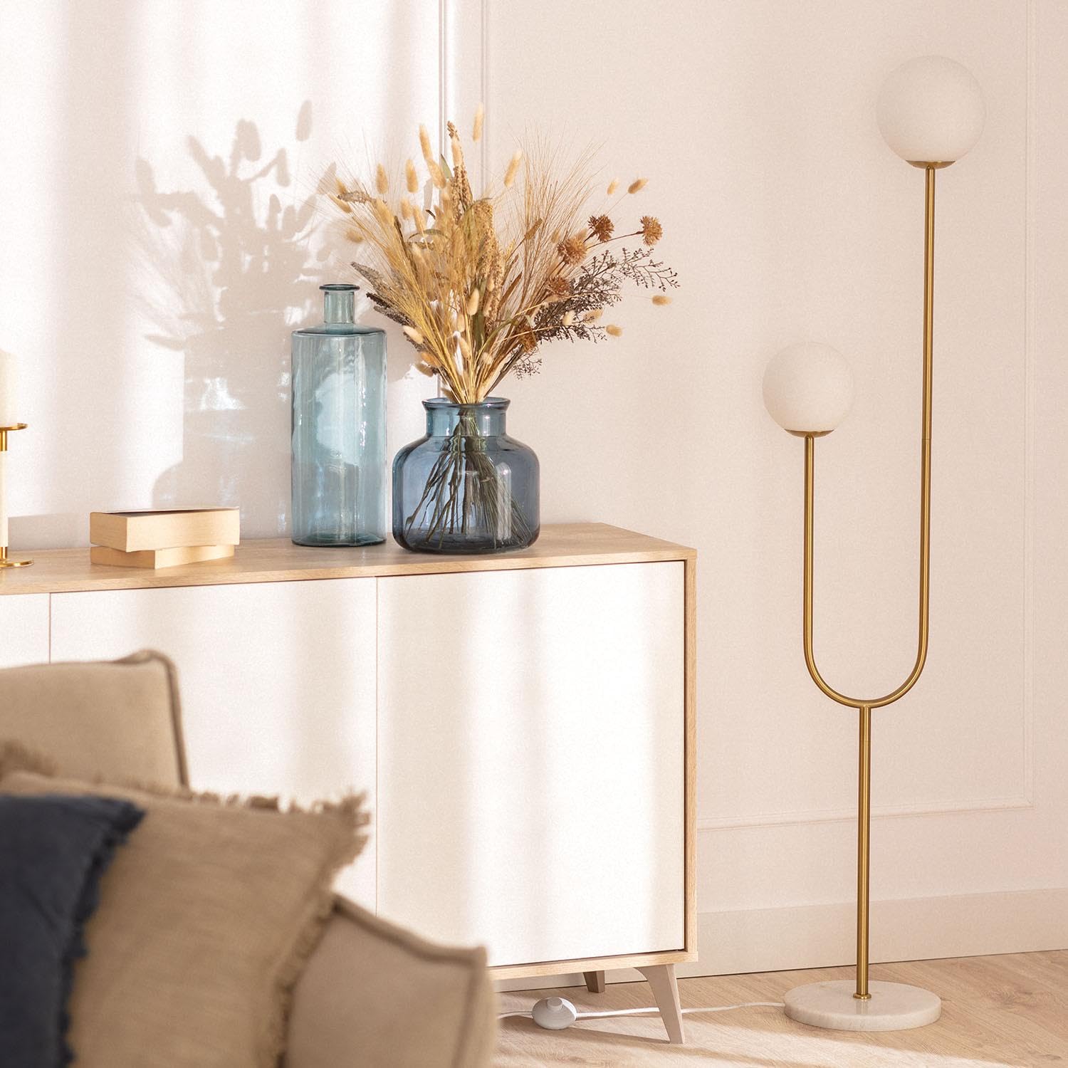 LEDKIA Lámpara de Pie Metal y Cristal Moonlight Brass 2 Focos Dorado | Diseño Moderno | 2 Focos E27 | Ideal para Salón y Dormitorio | Ahorro de Espacio | Acabados en Metal y Cristal
