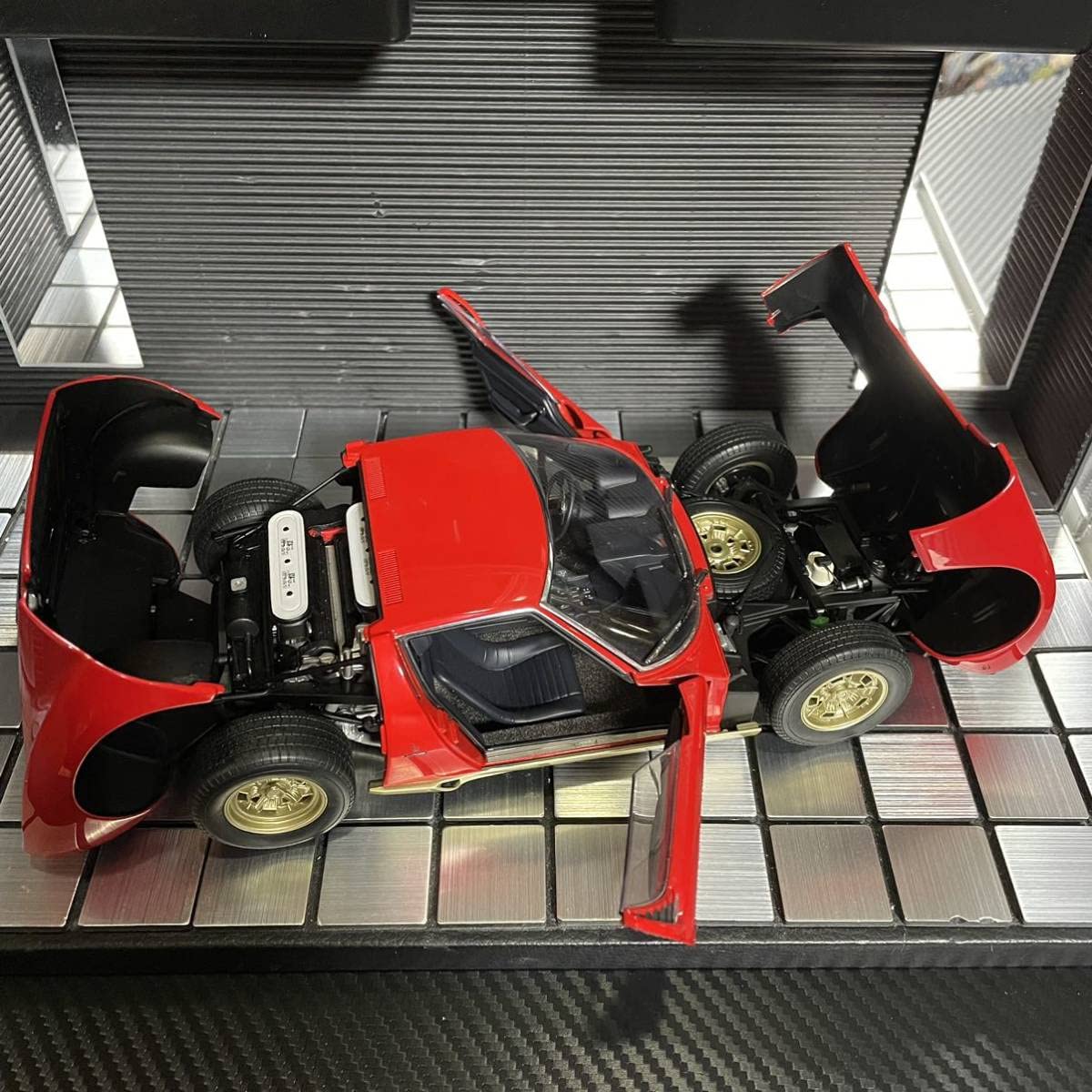 オートアート製　ランボルギーニ ミウラ 赤 1/18 Amazon.co.jp: オートアート 1/18 ランボルギーニ ミウラ レッド＋1/18