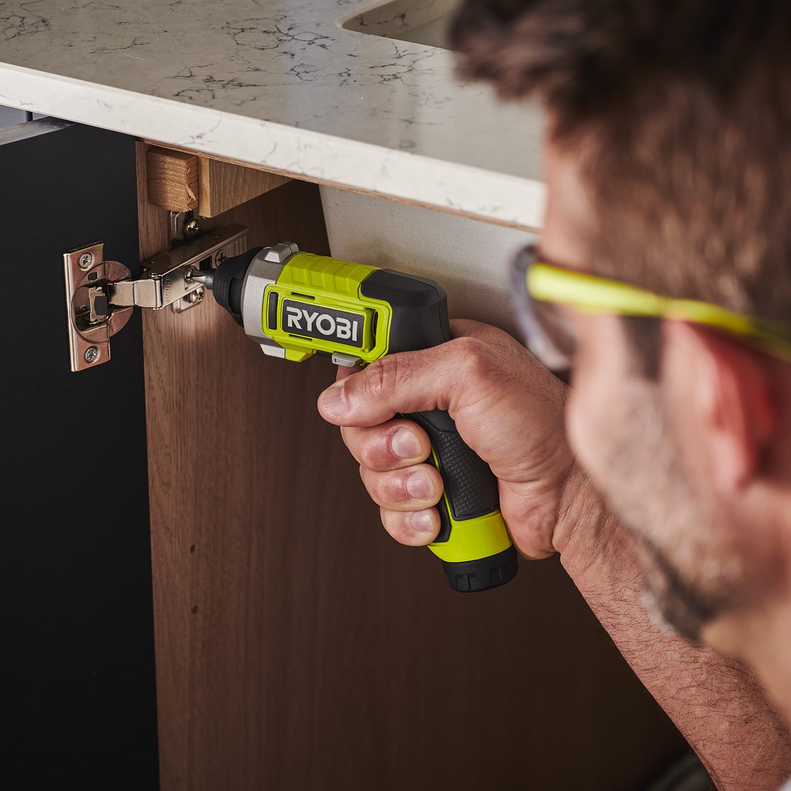 Avvitatore RYOBI 4V USB Litio - 1 batteria 2,0Ah - confezione da 10 punte - mandrino remoto - ingranaggio angolare - RSD