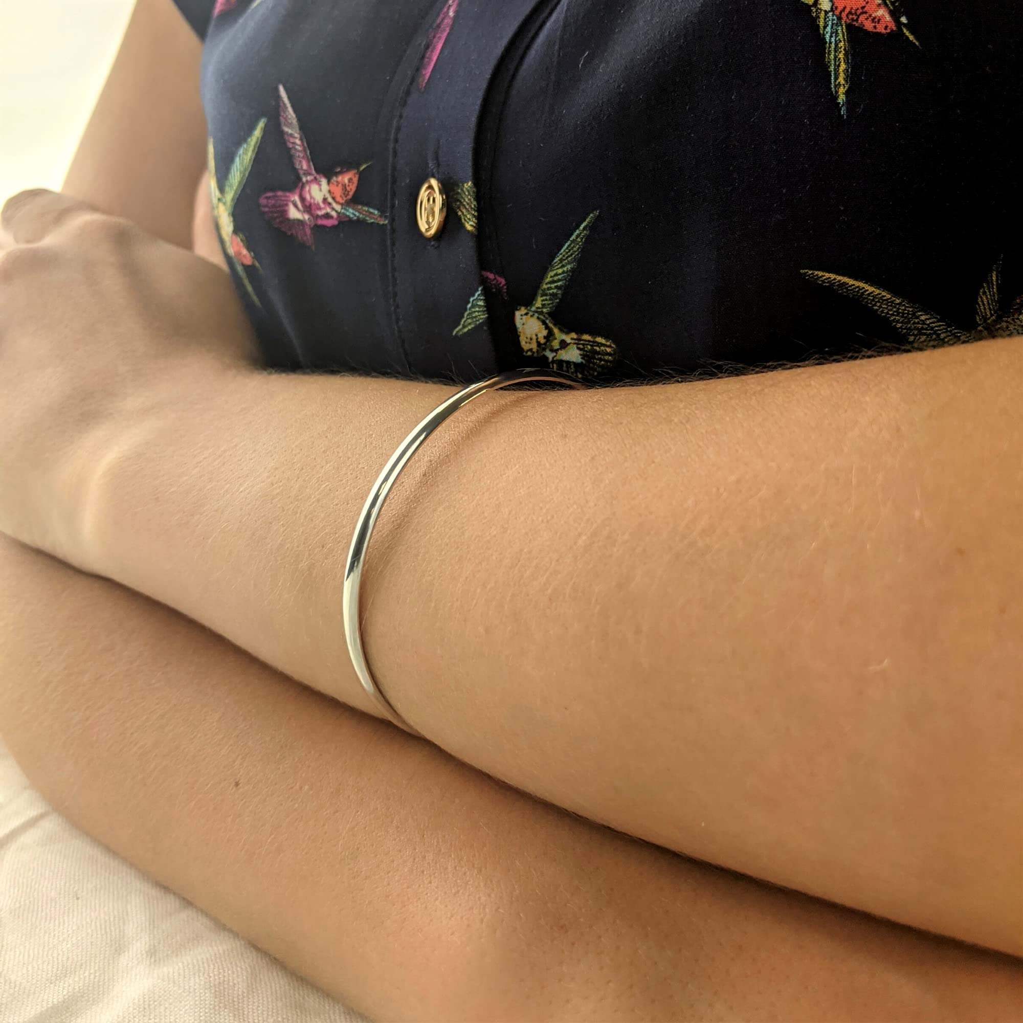Silverly Braccialetto in Argento Massiccio Impilabile Rotondo da 4mm da 25 Pezzi | Bracciale in Argento Sterling con Fascia Curva Piatta per Donna | Elegante Bracciale Sottile in Argento Impilabile