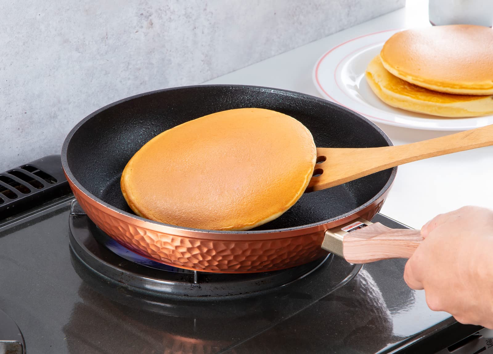 Amazon｜谷口金属 槌目鍛造 フライパン 24cm ガス火専用 厚底