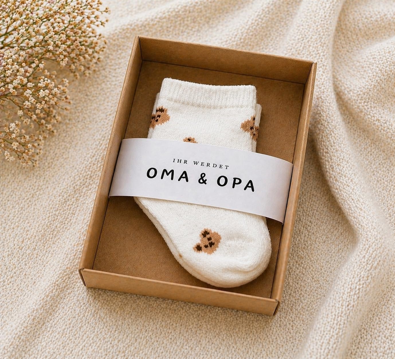 Schwangerschaft verkünden | Du wirst Oma | Du wirst Opa | Ihr werdet Oma & Opa | Baby Verkündung | Ihr werdet Oma und Opa mit Babysocken | Weiß mit Bären | Du wirst Oma, Du wirst Opa, Ihr werdet Oma & Opa, Baby Verkündung