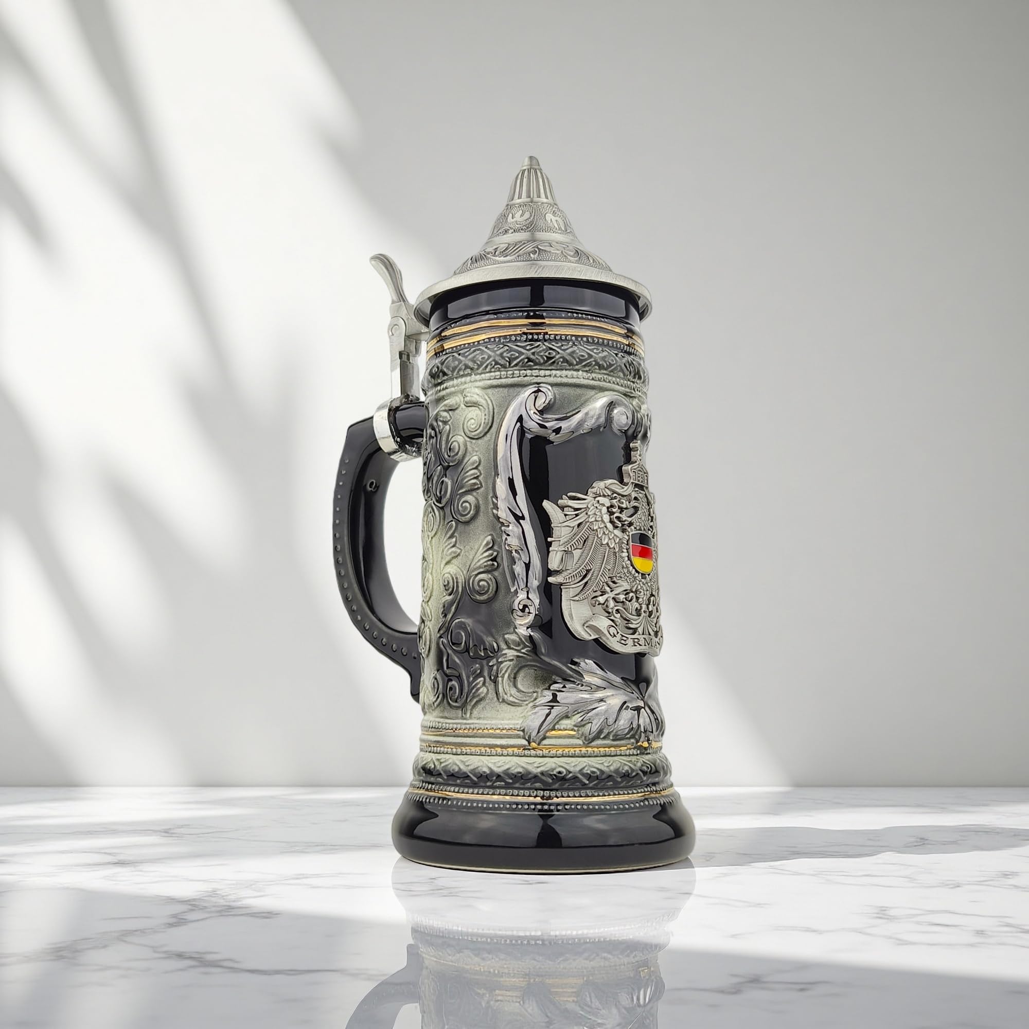Bierkrug mit Deckel 0,7L – Klassischer Steinkrug mit Spitzdeckel & Metallmontur – Deutschland-Motiv – Geschenkidee für Männer, Vater & Bierliebhaber (Schwarz)