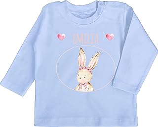 Geschenk mit Namen personalisiert by Shirtracer - Baby Langarmshirt personalisiert mit Namen - Ostergeschenke Ostern - Ost...