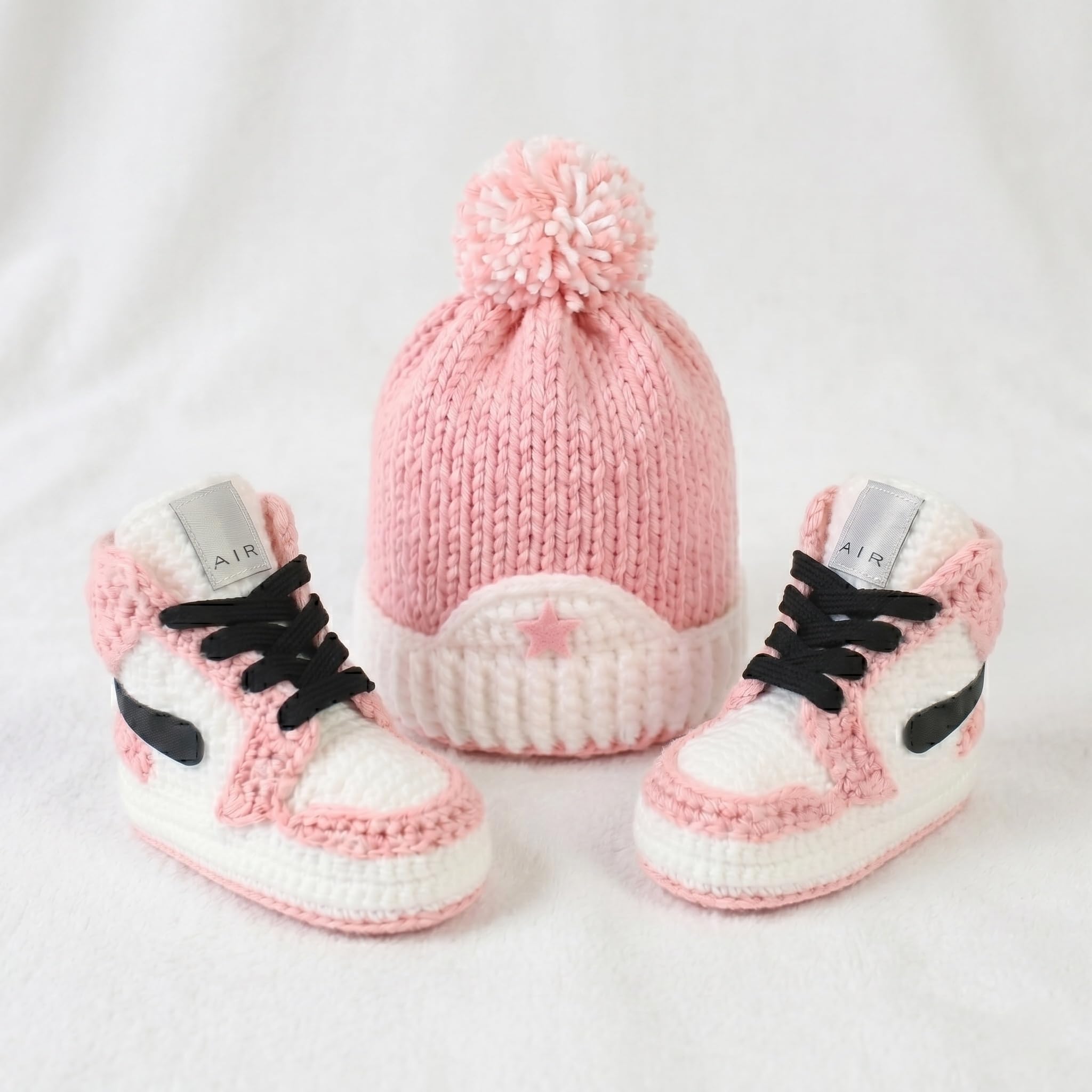 Häkel Baby Jordan Sneaker Booties und Mütze Set Schwarz Weiß für Neugeborene Jungen Mädchen, Basketball High-Top Krabbelschuhe, Heimkehr-Outfit, Babyparty Geschenk, 0-3M 3-6M 6-9M 9-12M