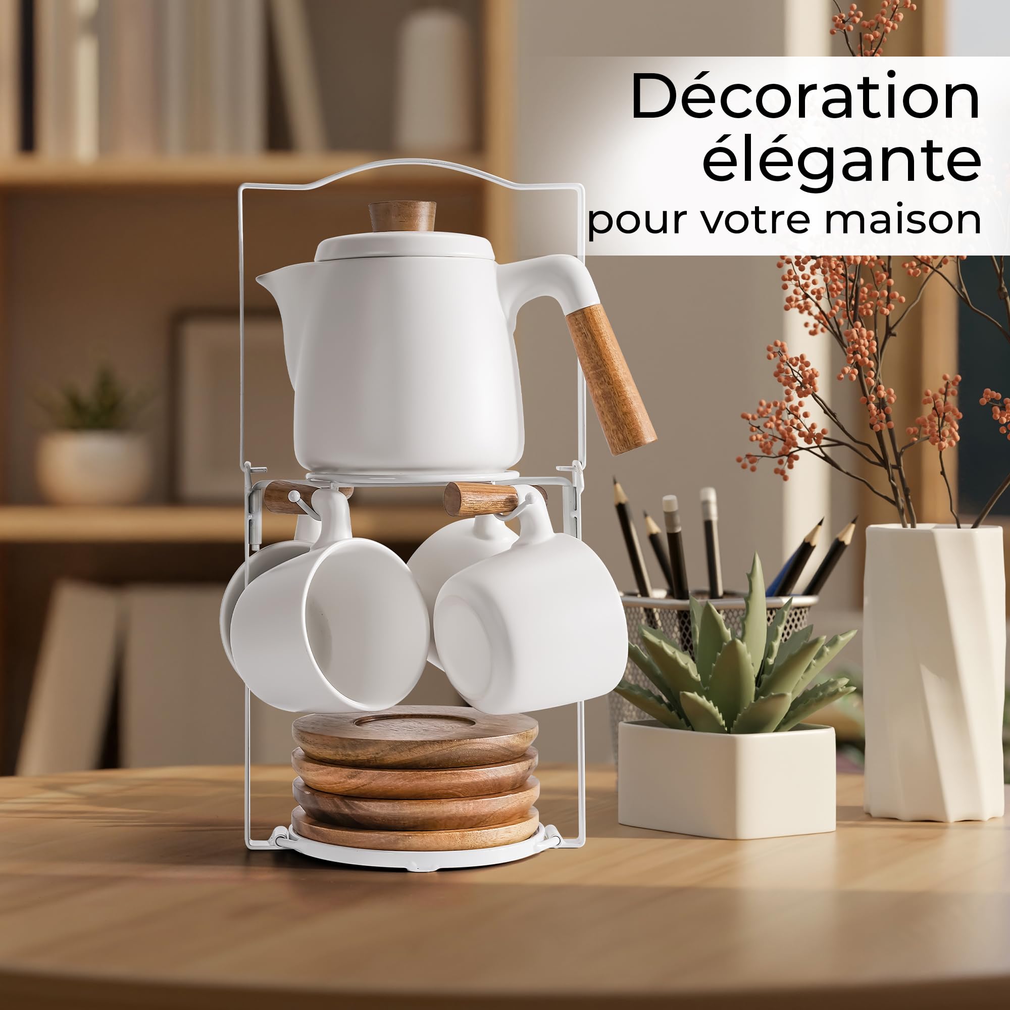 MIAMIO - Théière en céramique de 1000 ml avec infuseur et tasses/passoire à thé, support, 4 tasses à thé en céramique (300 ml), soucoupes en bambou/poignée pour la maison et le bureau (Blanc)