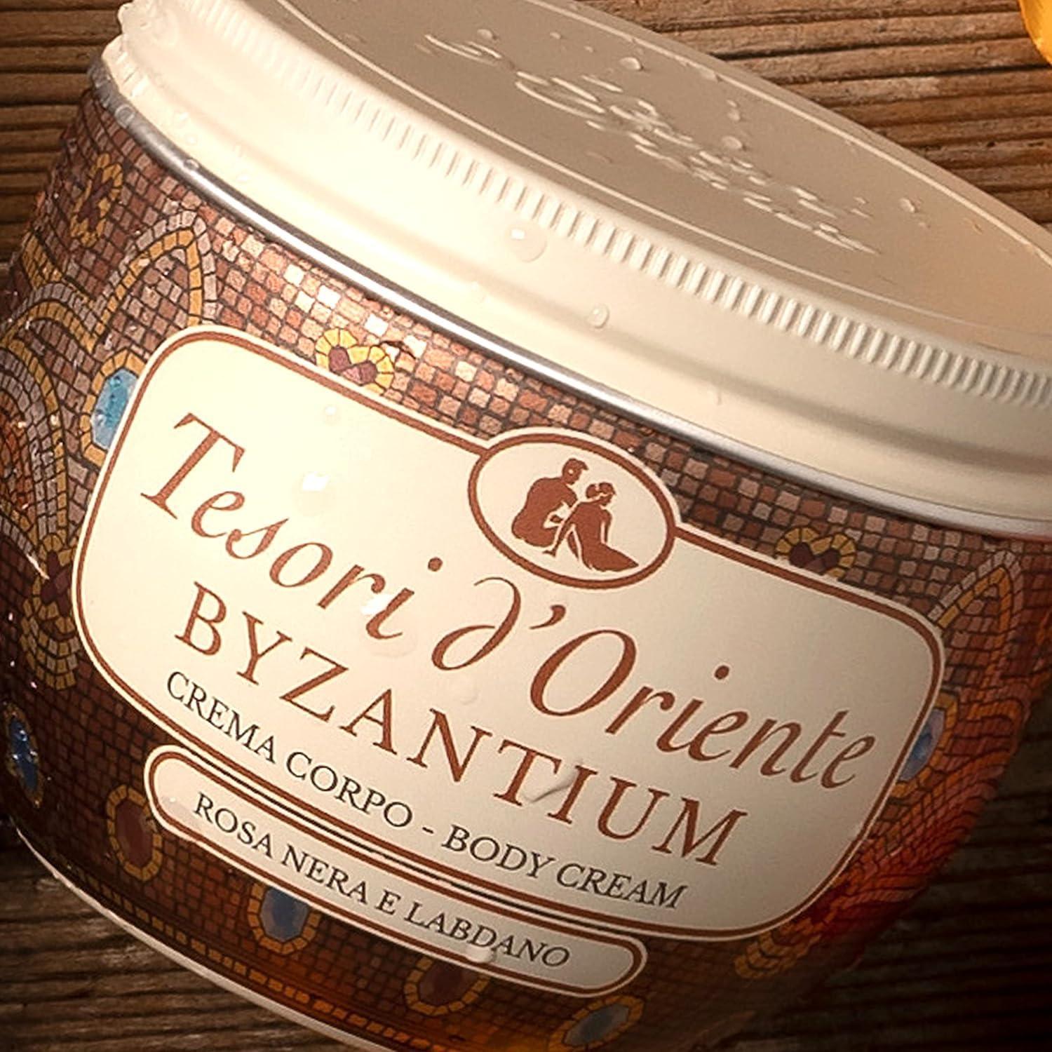Tesori d'Oriente Crema Corpo Byzantium, 12 Stück Körpercreme, schwarze Rose und Ladanum, 300 ml + 1 Packung gratis Felce Azzurra Talk im Beutel, 100 g