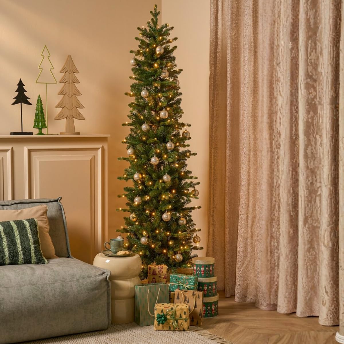 Amazon.de: Black Box Trees Harma Schmaler Knstlicher Weihnachtsbaum mit  LED-Lichtern - H215 x 66 cm - Grn