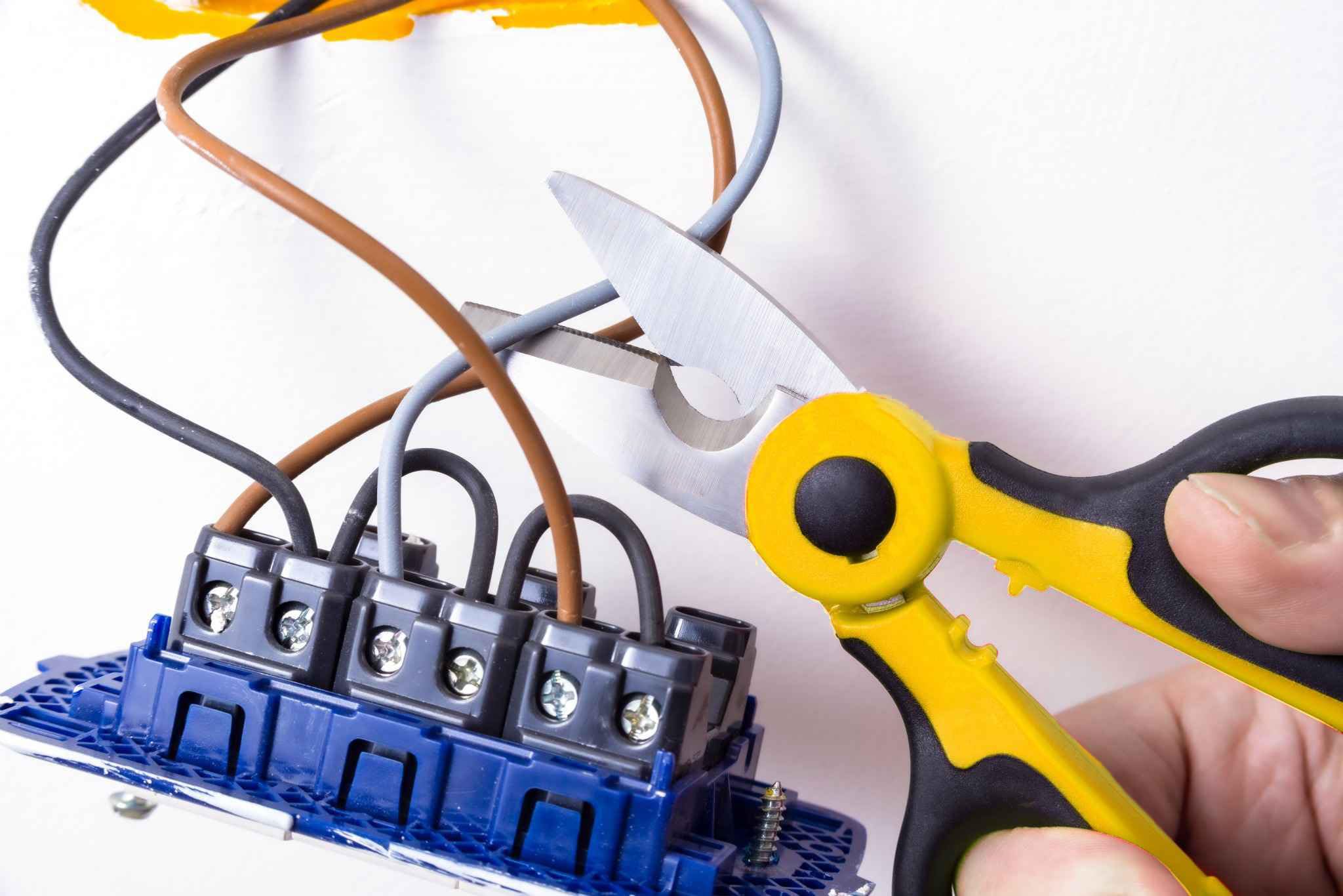 IPEA Forbici da Elettricista Professionali Isolate – [ Lama Retta da 50 mm in Acciaio Inox ] – Forbici da Elettricisti per Taglio Fili e Cavi Elettrici – Spelacavi e Spelafili – Elettricisti