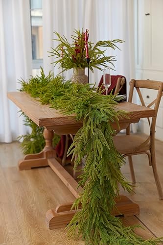 Miniatura 4 de MISSPIN Guirnalda de Navidad  Guirnalda de pino Norfolk de 15 pies  Agujas de pino de cedro de ciprés sintético, guirnalda verde para escaleras del