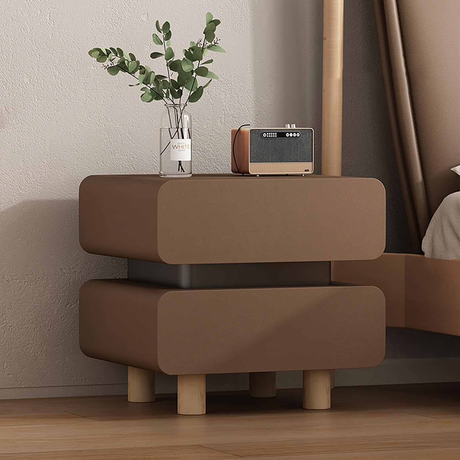 Finition cuir et coins arrondis pour cette table de chevet design et sécurisée
