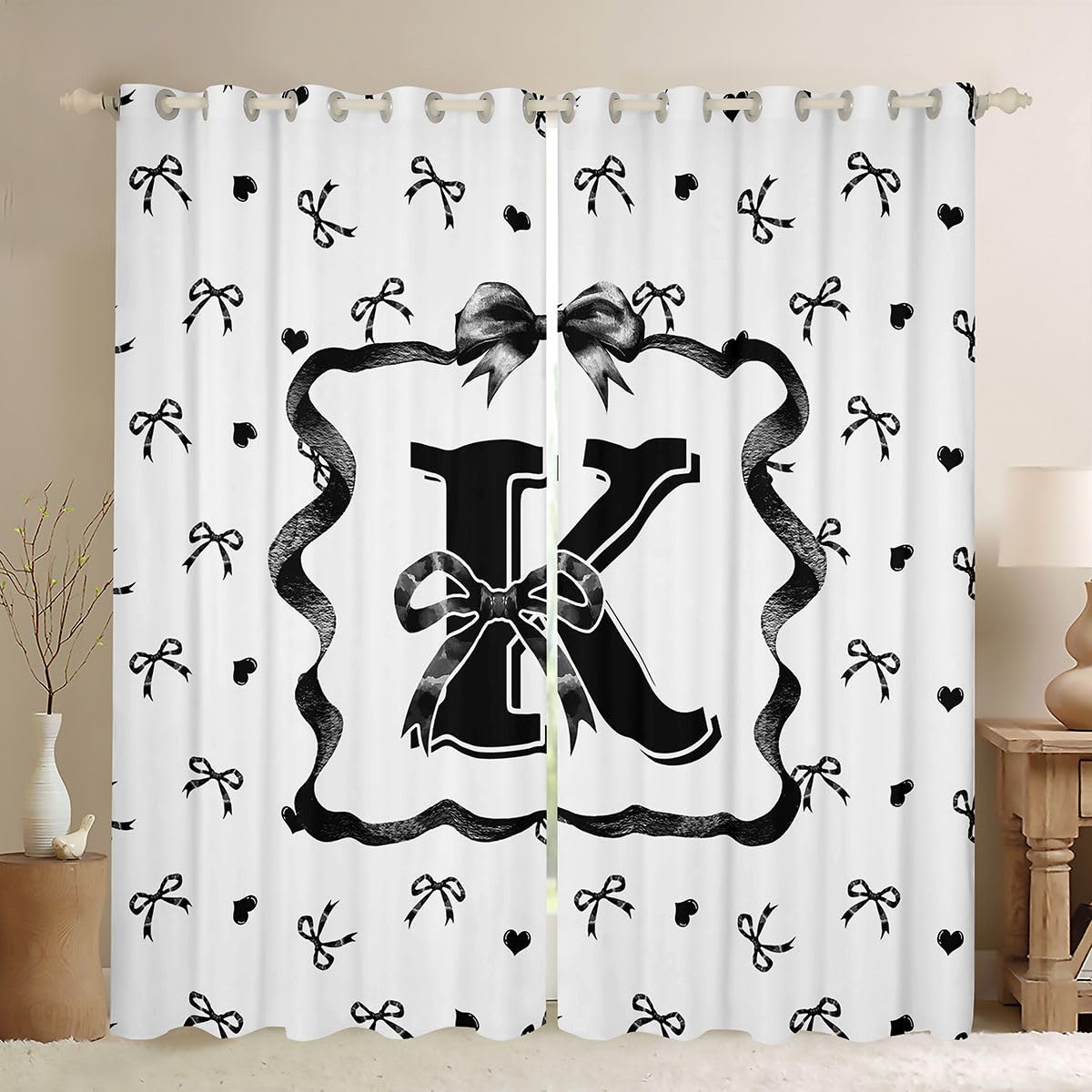 Homewish Czarno-białe zasłony okienne z kokardą, 132 x 160 cm, 2 zestawy paneli – czarne kokardki z monogramem K czarne kokardki zasłony zaciemniające dziewczęca modna muszka ozdoby okienne zasłony