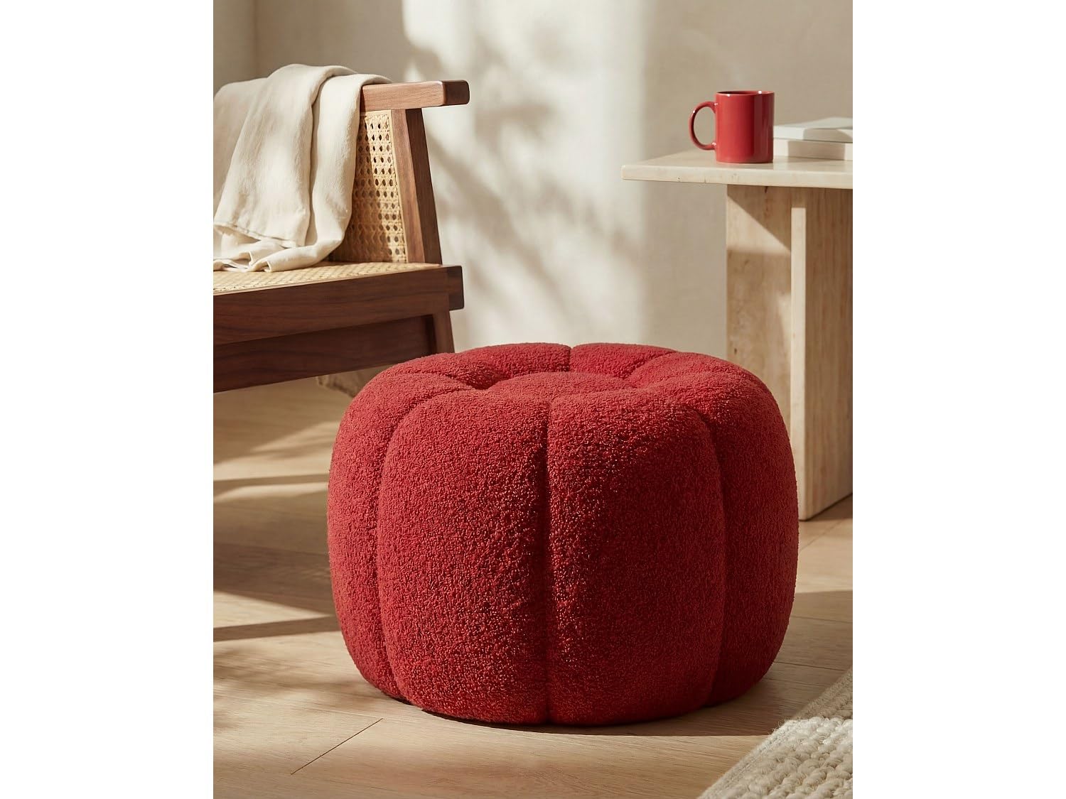 Vente-unique - Pouf Design Fleur en Tissu Bouclette Rouge DELPODA