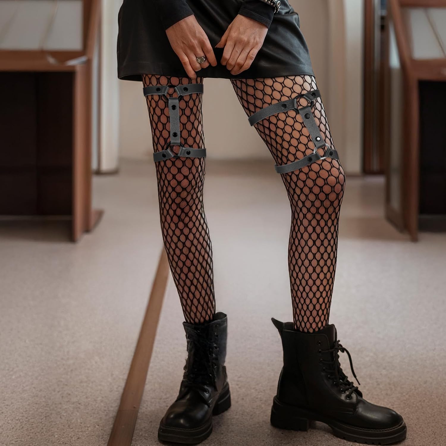 2 Rows Black Thigh Garters for Women, Black Leather Leg Harness Adjustable Garter Belt Elastic Thigh Ring Garter Punk Gothic Strap Body Chain Accessories Jewelry Harness for Leg Women Fashion