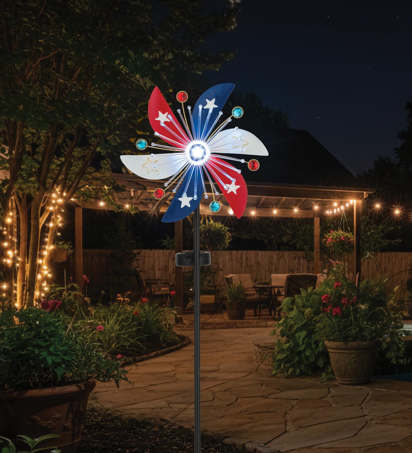 Regal Art & Gift Americana Spinner - Girandola a energia solare, in metallo, patriottica, con luce LED, resistente alle intemperie, decorazione da giardino per cortile e patio all'aperto, girandola