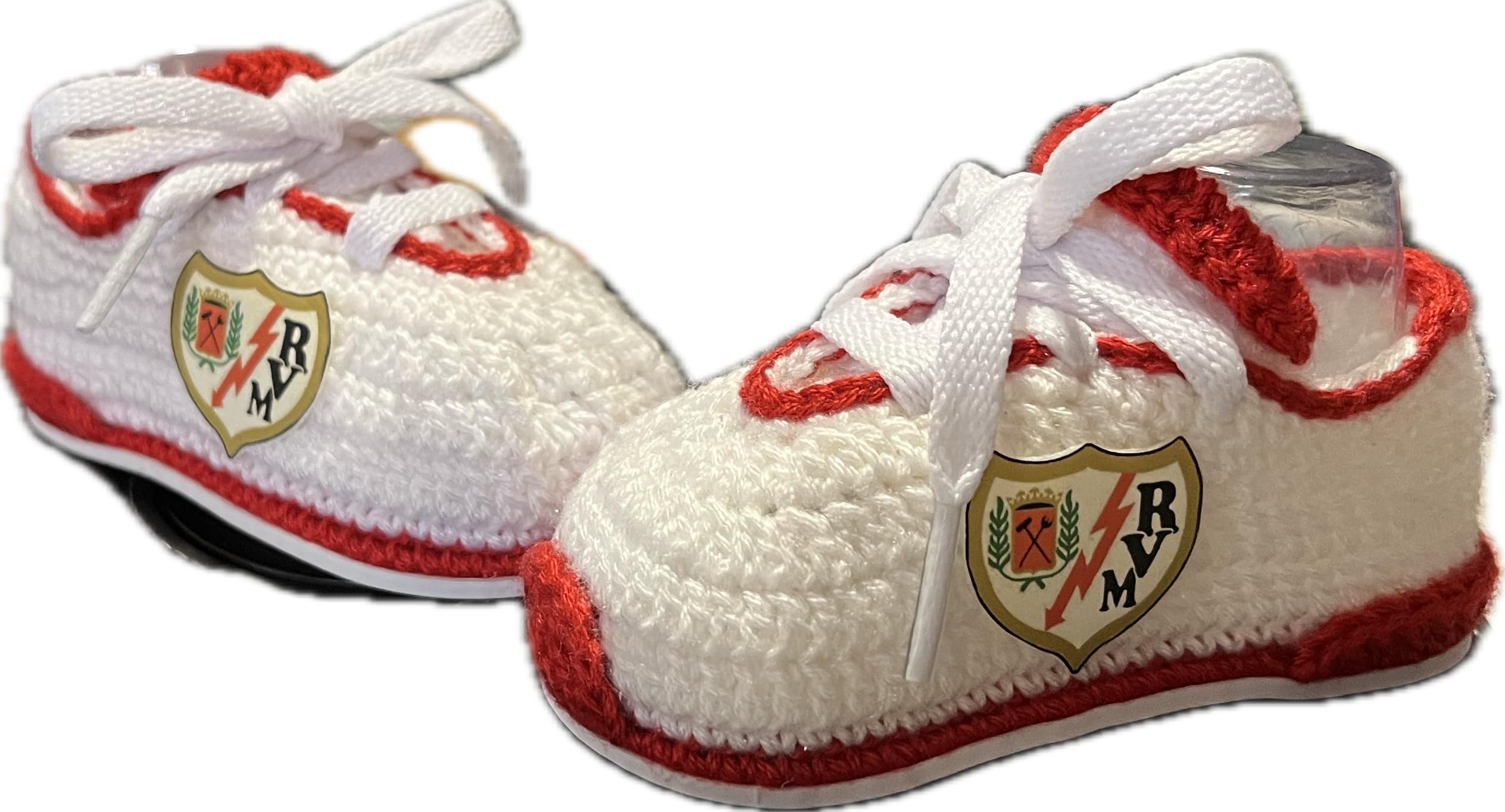 Patucos Futbol del Rayo Vallecano para bebe recien nacido de ganchillo o crochet. Personalizados con el escudo de tu club, disponibles en tallas 0-12 meses. Te regalamos el nombre del bebe grabado