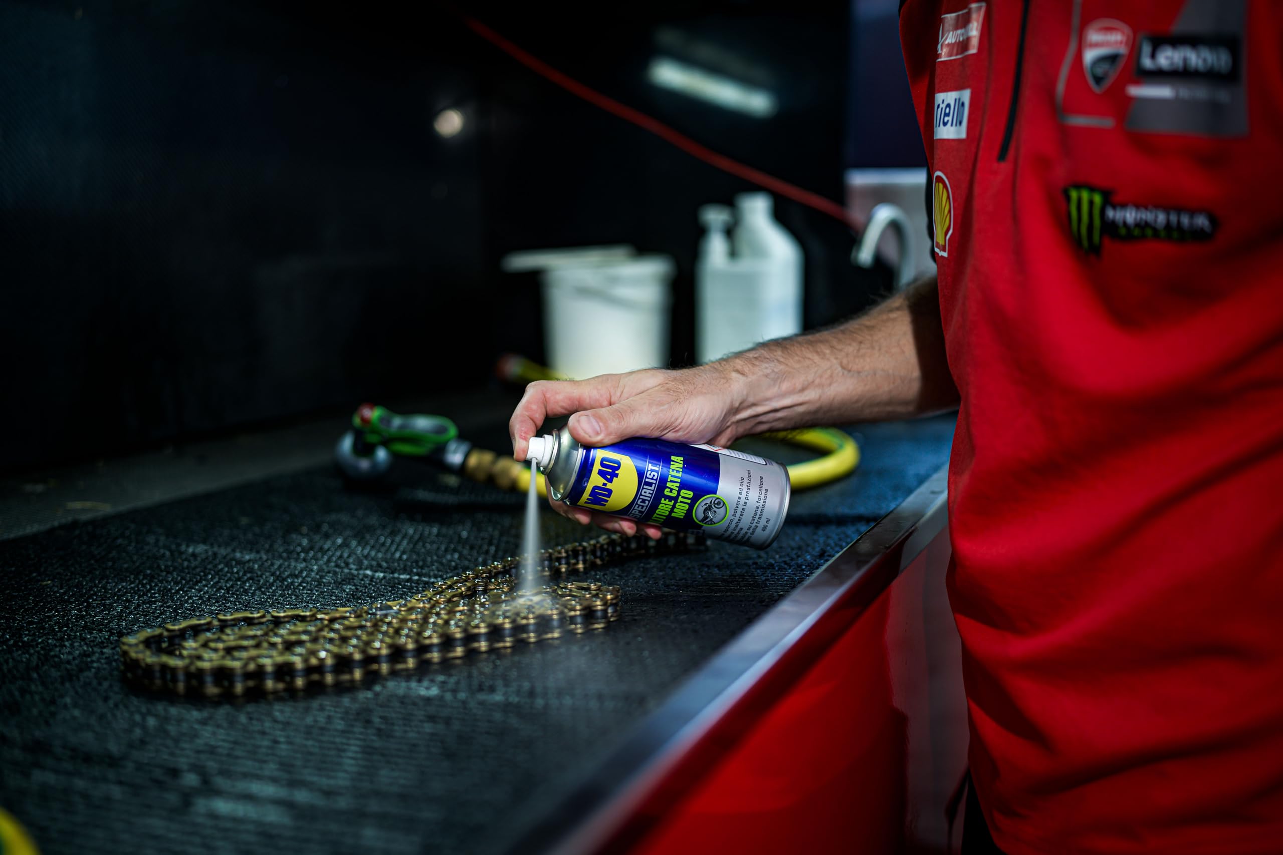 WD-40 Specialist Kit Manutenzione Moto Professionale 5 Prodotti con Detergente 500 ml, Pulitore Freni 500 ml e Catena 400 ml, Grasso Catena 400 ml, Lucidante silicone 400 ml, Spazzola Panno Microfibra