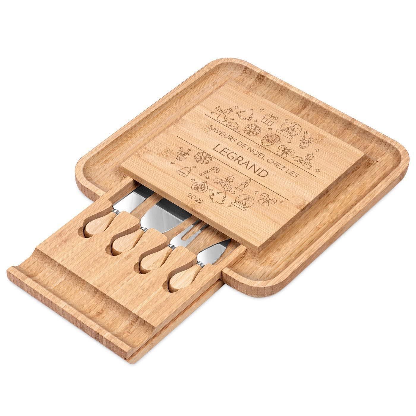 MAVERTON Planche à Fromage avec Gravure, pour Femme | Set de 4 Accessoires à Fromage, Plateau en Bois pour Homme, 34x34cm, Cadeau de Noël, pour Proches, Saveurs