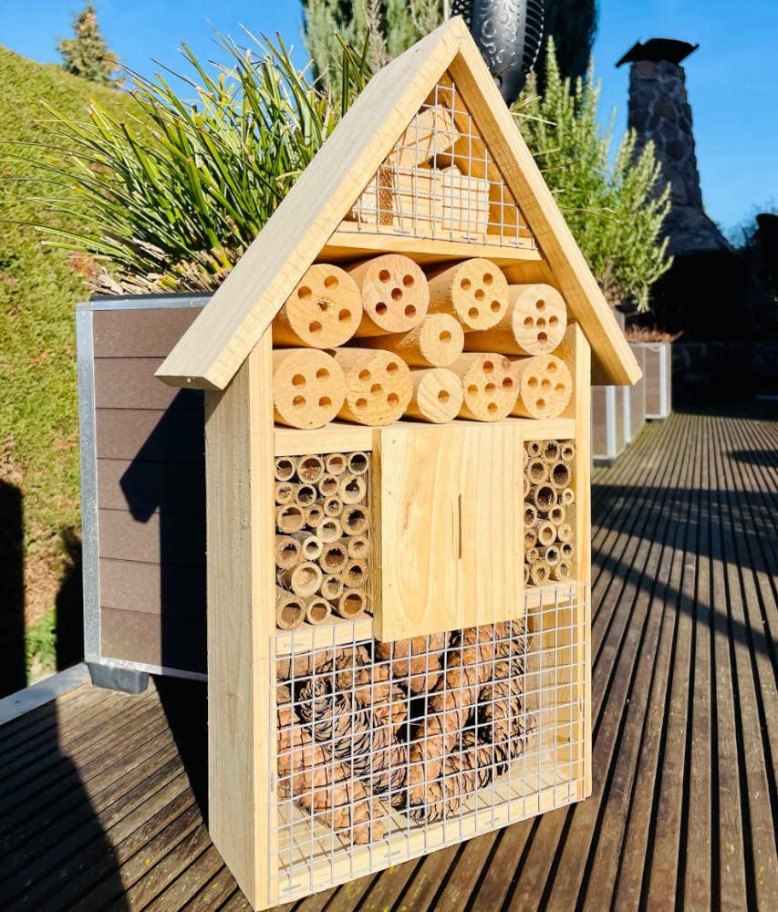 Holz Umweltfreundliches Insektenhotel M Wildbienen-Nisthilfe 49x24x8 cm (HxBxT) Insektenhaus, Wetterfest, Naturbelassen, 3kg schwer, Schmetterlinge Marienkäfer,