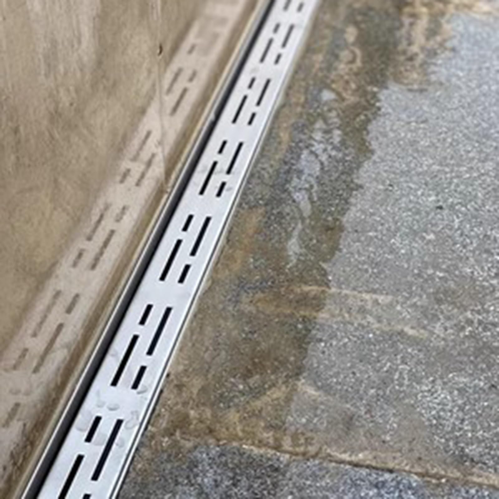 Tapa y canaleta de desagüe de Acero Inoxidable de Alta Resistencia, desagüe de jardín de 4" con Rejilla, Sistema de Drenaje de Patio de 10 cm x 5 cm para una gestión eficaz del Agua.
