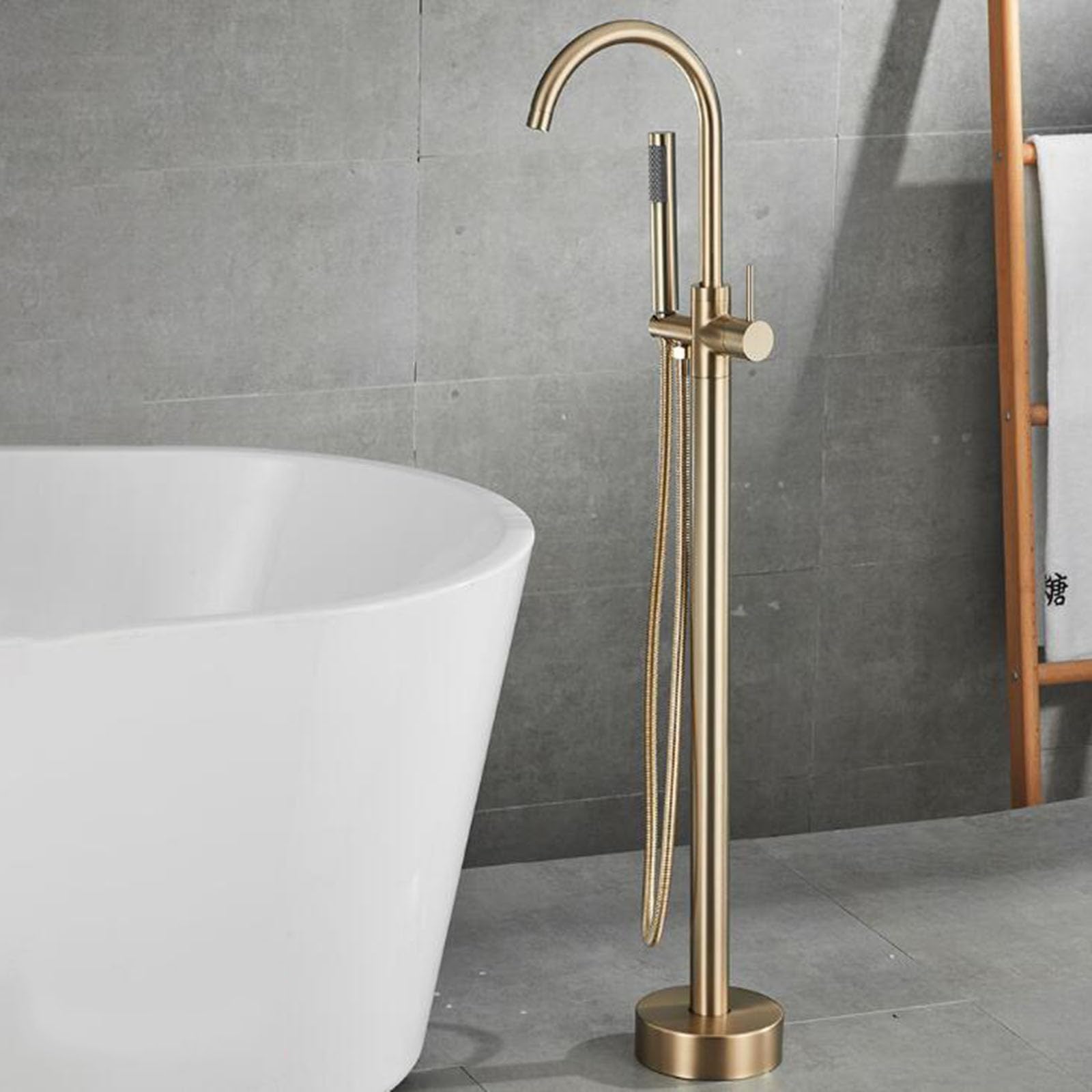 Robinet de baignoire sur pied pour créer une ambiance spa à la maison