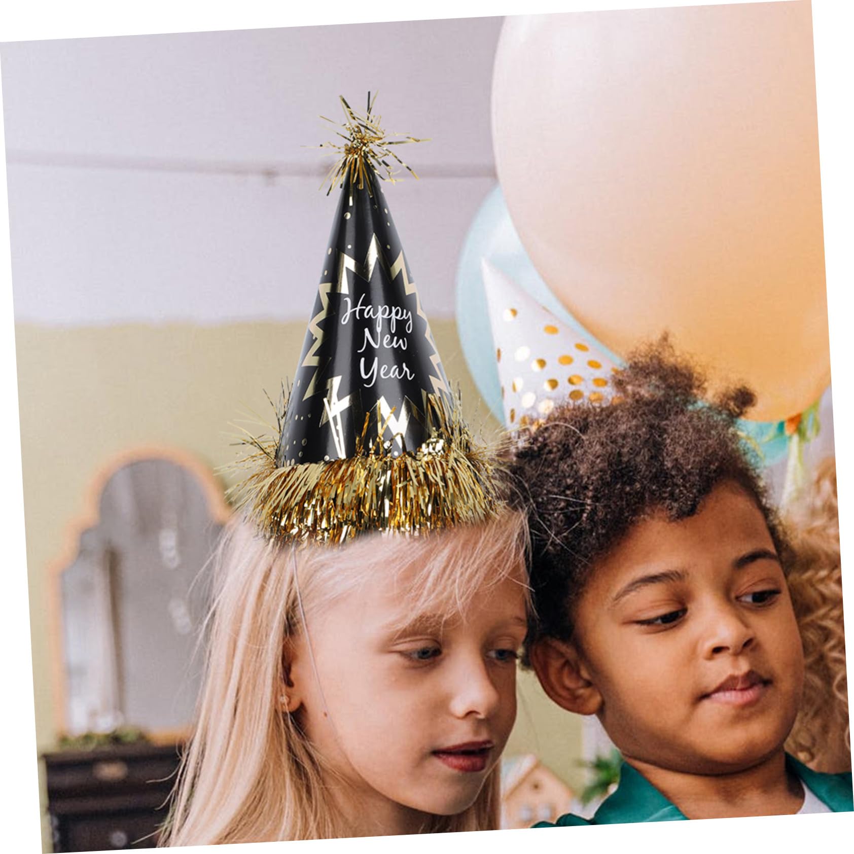 Decorazioni Festa Capodanno Nero Oro con Collana Perline Cappelli di Carta Cerchietti e Fischietti Kit Completo per Party di Capodanno Accessori Festivi Vivaci e Versatili
