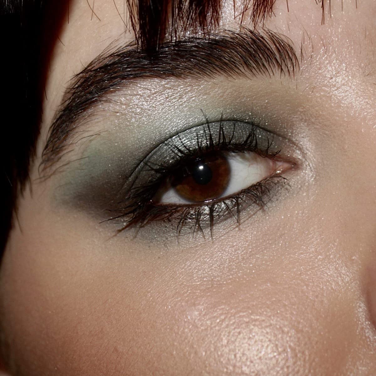 Makeup Revolution Hydrate & Fix Fixing Spray, Infused with Hyaluronic Acid, Matte Finish, Vegan & Cruelty-Free, 3.38 Fl Oz - Image 5