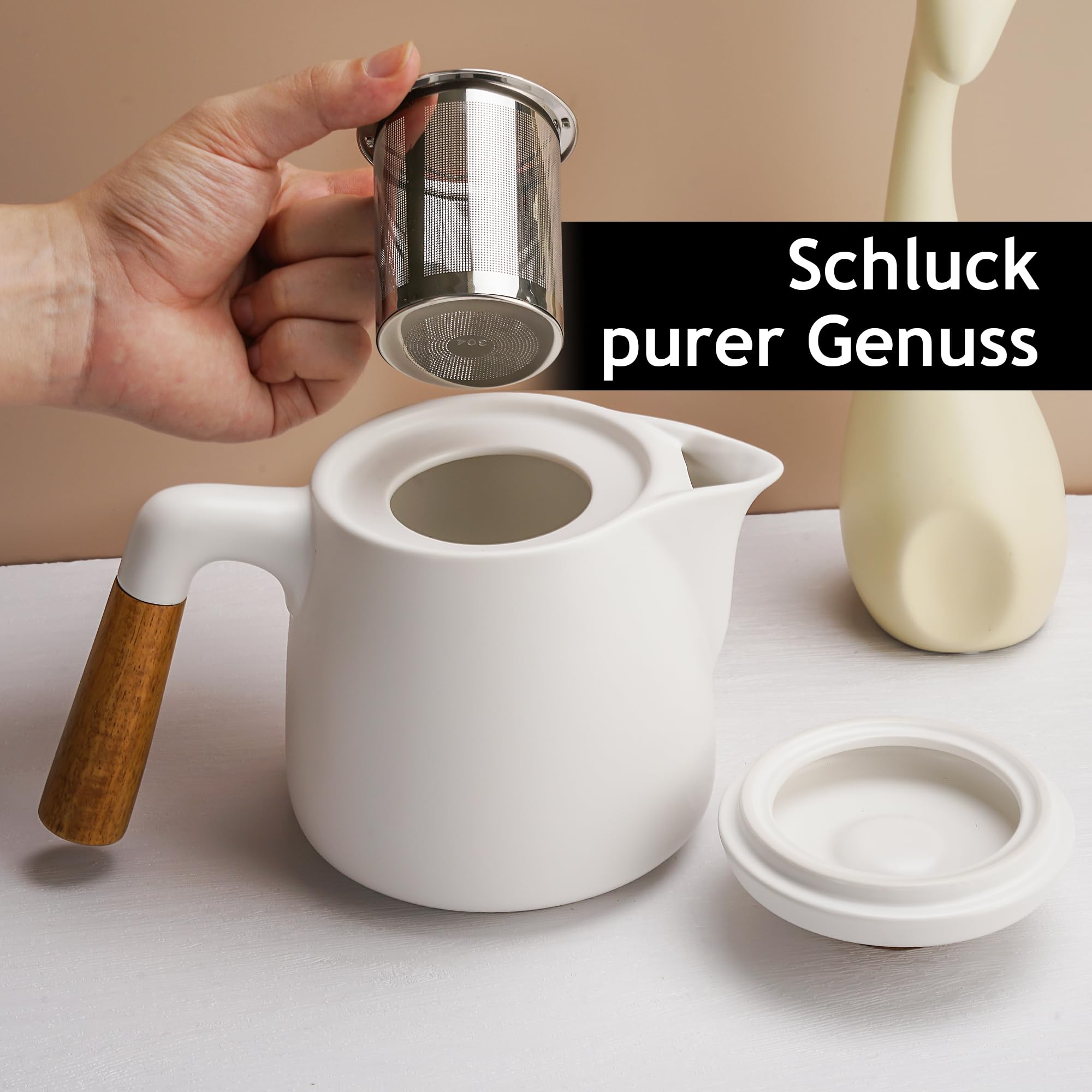 MIAMIO - 1 Liter Keramik-Teekanne-Set mit Siebeinsatz und Tassen/Teesieb, 4 Keramik-Teetassen (300 ml), Bambus-Untersetzer/Henkel für Haus und Büro (Weiß)