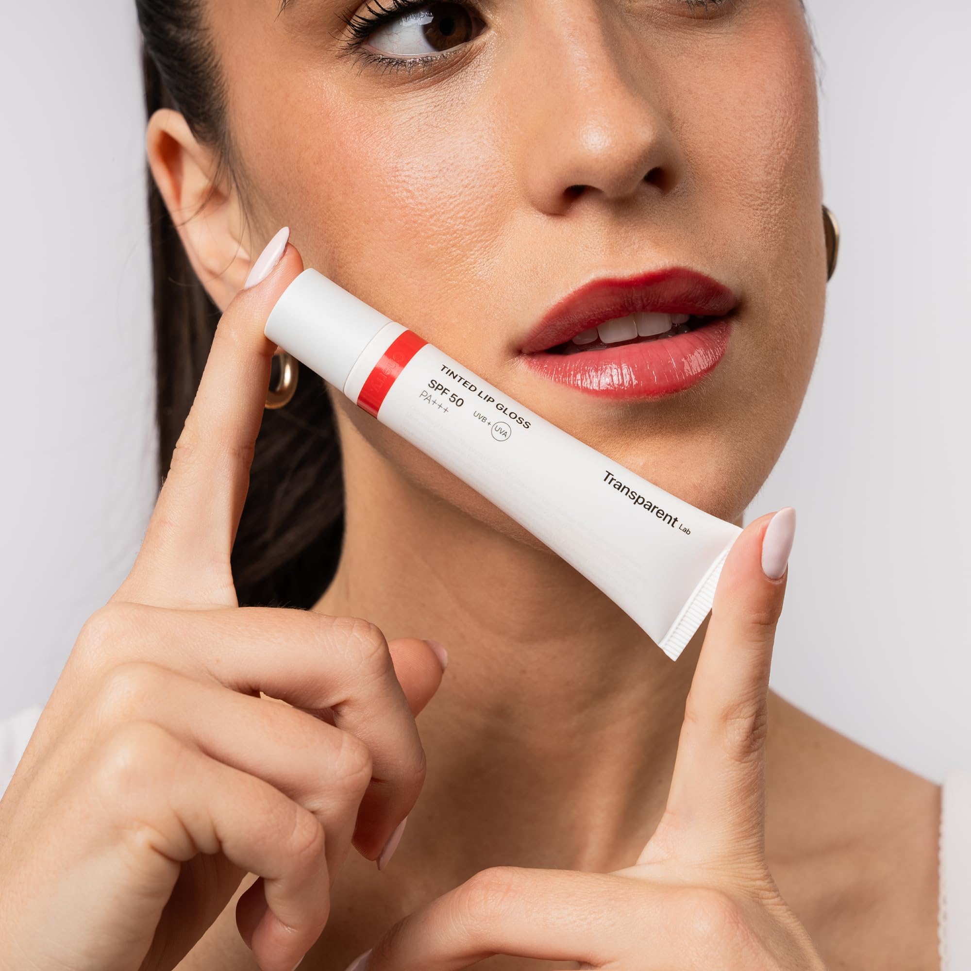Transparent Lab Tinted Lipgloss Cherry 15 ml – Balsamo labbra colorato SPF50, con acido ialuronico e peptidi volumizzanti, idratazione, lucentezza naturale e protezione solare alta