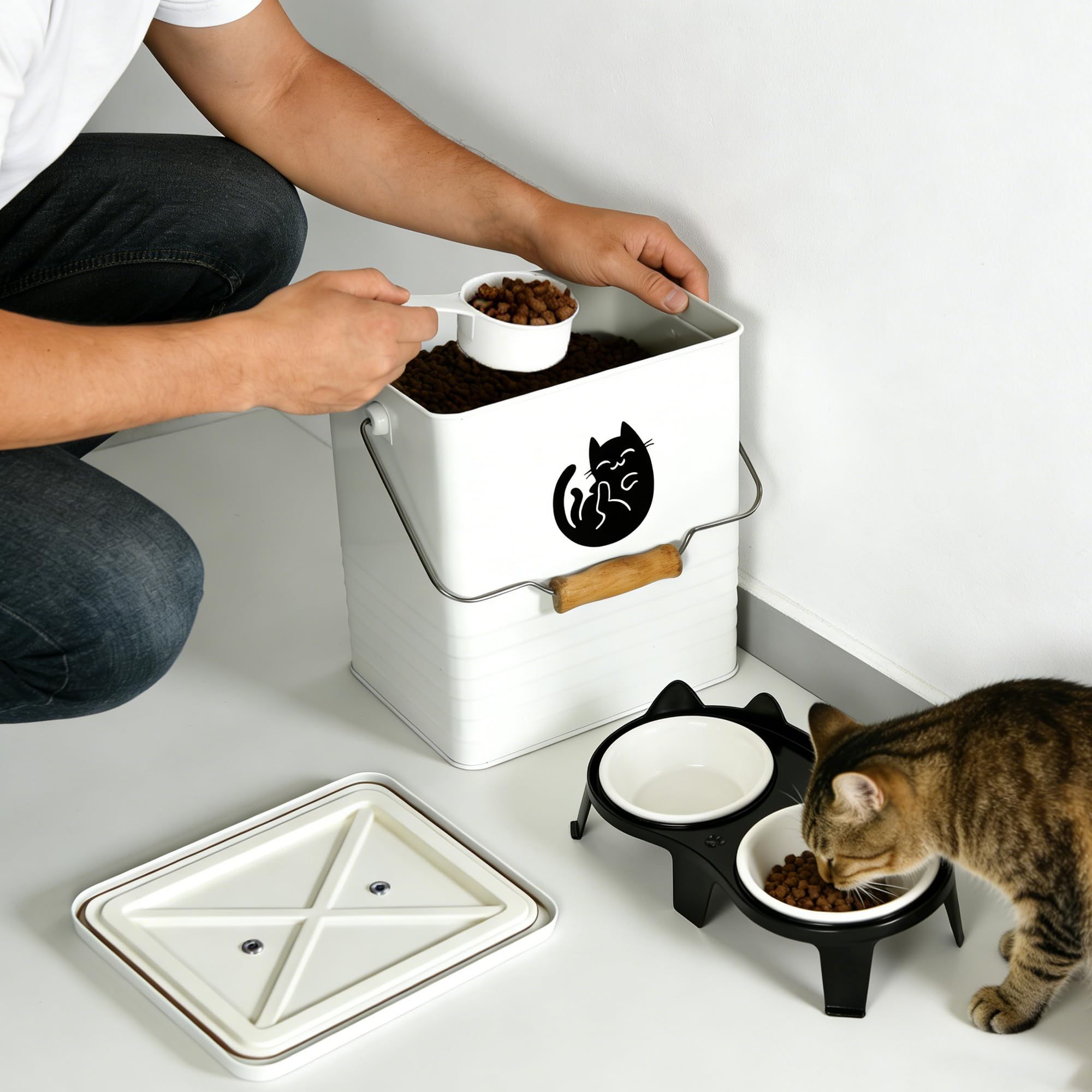 Aufbewahrungsbehälter für Katzenfutter, 6 l, mit Schaufel, tragbarer Griff und eng anliegendem Schnallendeckel, Metallglas, hält Hunde- und Katzenfutter frisch (Weiß, 23 x 20 x 18)