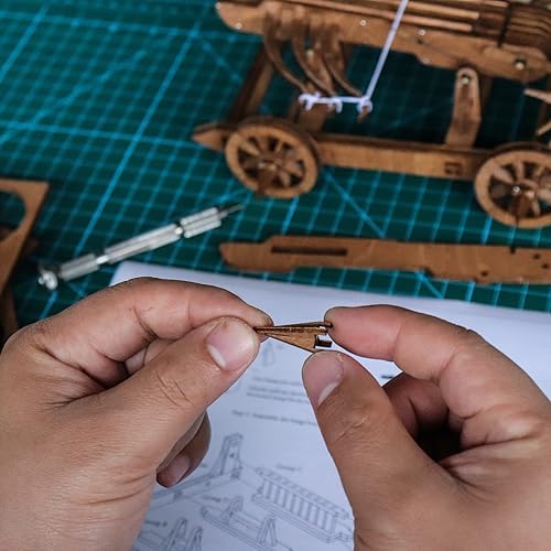 Miniatura 7 de The Wu-HOU Crossbow Chariot Three Kingdoms Weapons Scale Model Kits-DIY Rompecabezas de madera 3D Juguete de mesa Retro Mecánico