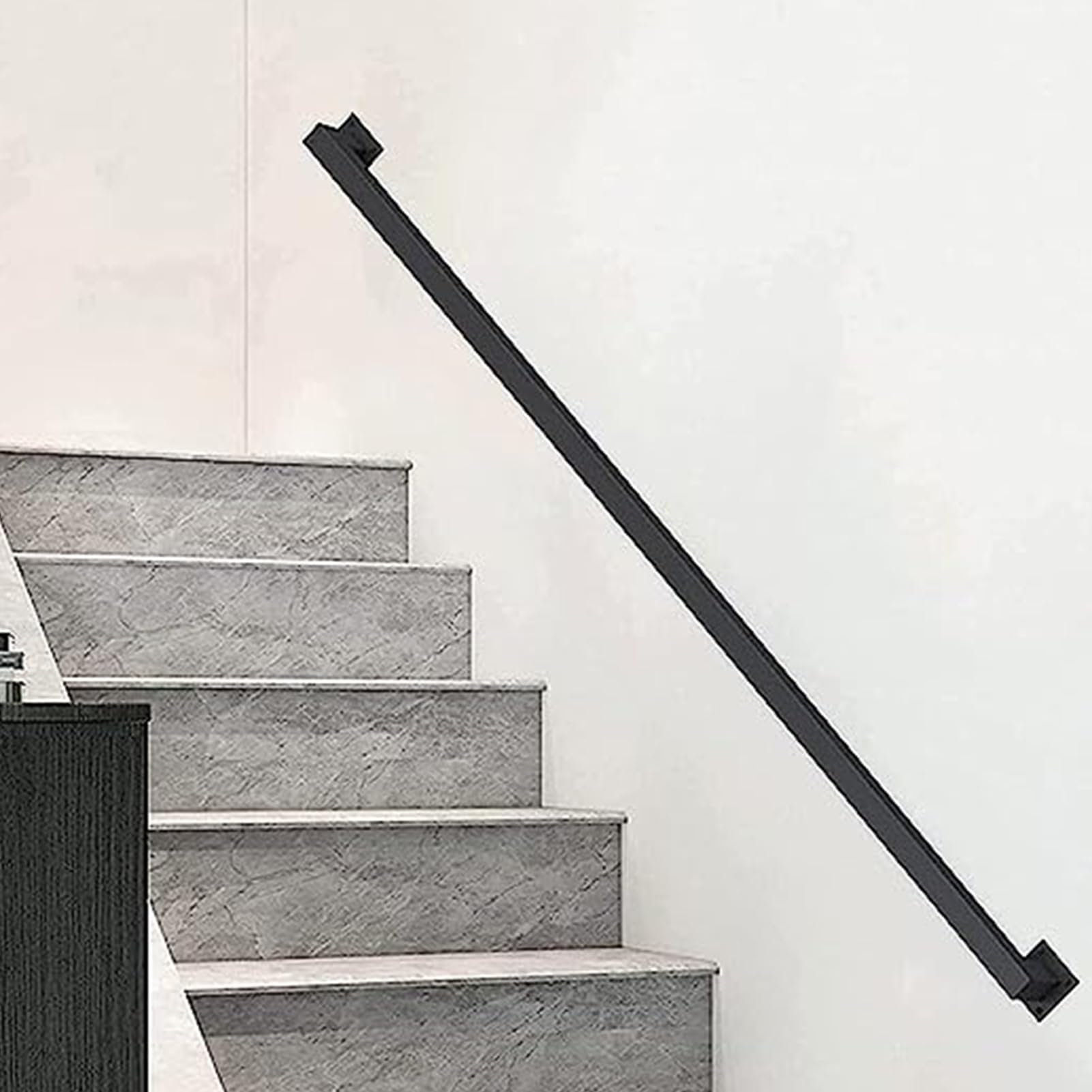 Rampe d'escalier en fer forgé pour sécuriser les marches extérieures de la maison