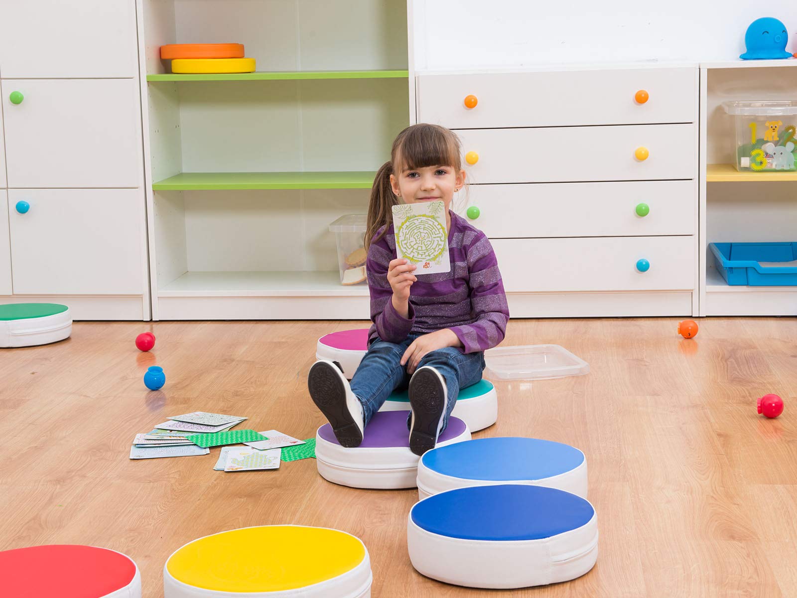 1994 Pouf rond Rouge où les enfants peuvent se détendre, douceur et confort d'utilisation, fond antidérapant