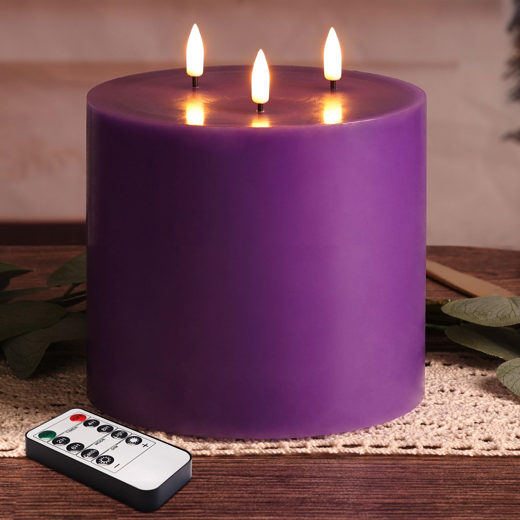 Vela de pilar sin llama de 3 mechas con control remoto, vela de cera LED parpadeante púrpura de 6 x 6 pulgadas, funciona con pilas