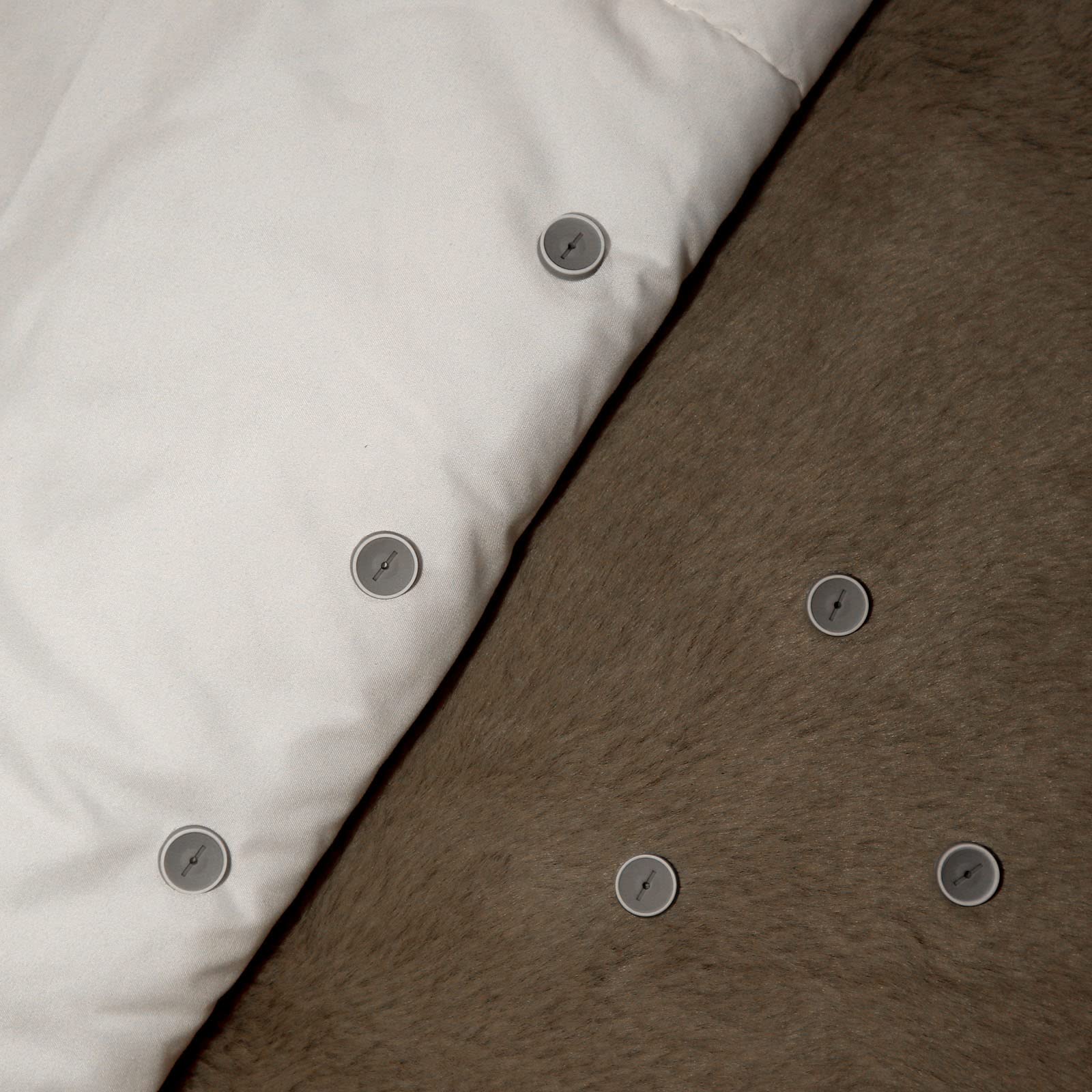 umttery Duvet Clips Gun, Keep Comforter from Shifting Inside Duvet Cover. No Metal Needle, No Bulky Clips/Buttons, No Ironing, No Sewing.