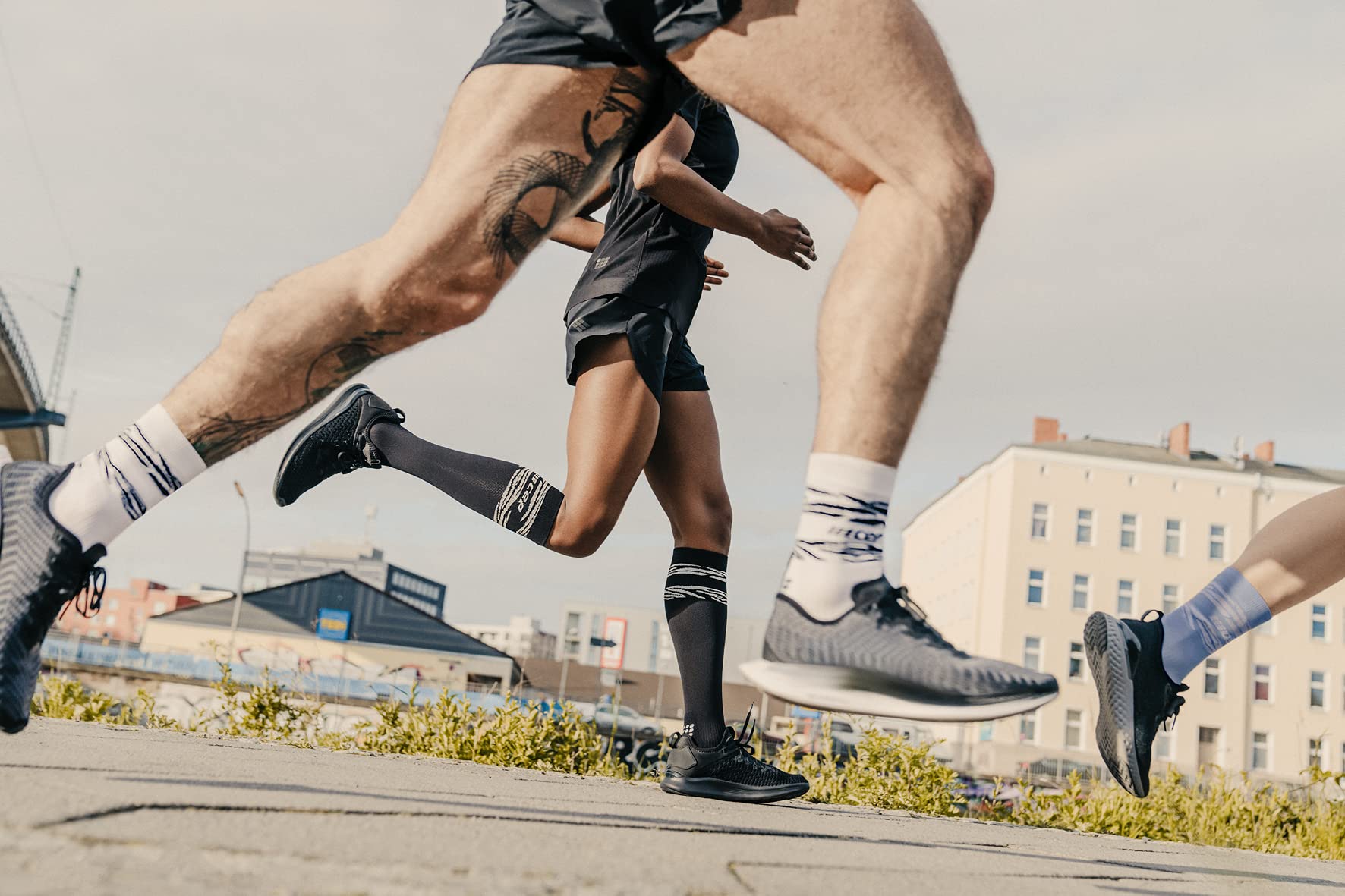 CEP Animal Compession KNEE - Calze al ginocchio da uomo, a compressione in nero con motivo tigre bianche