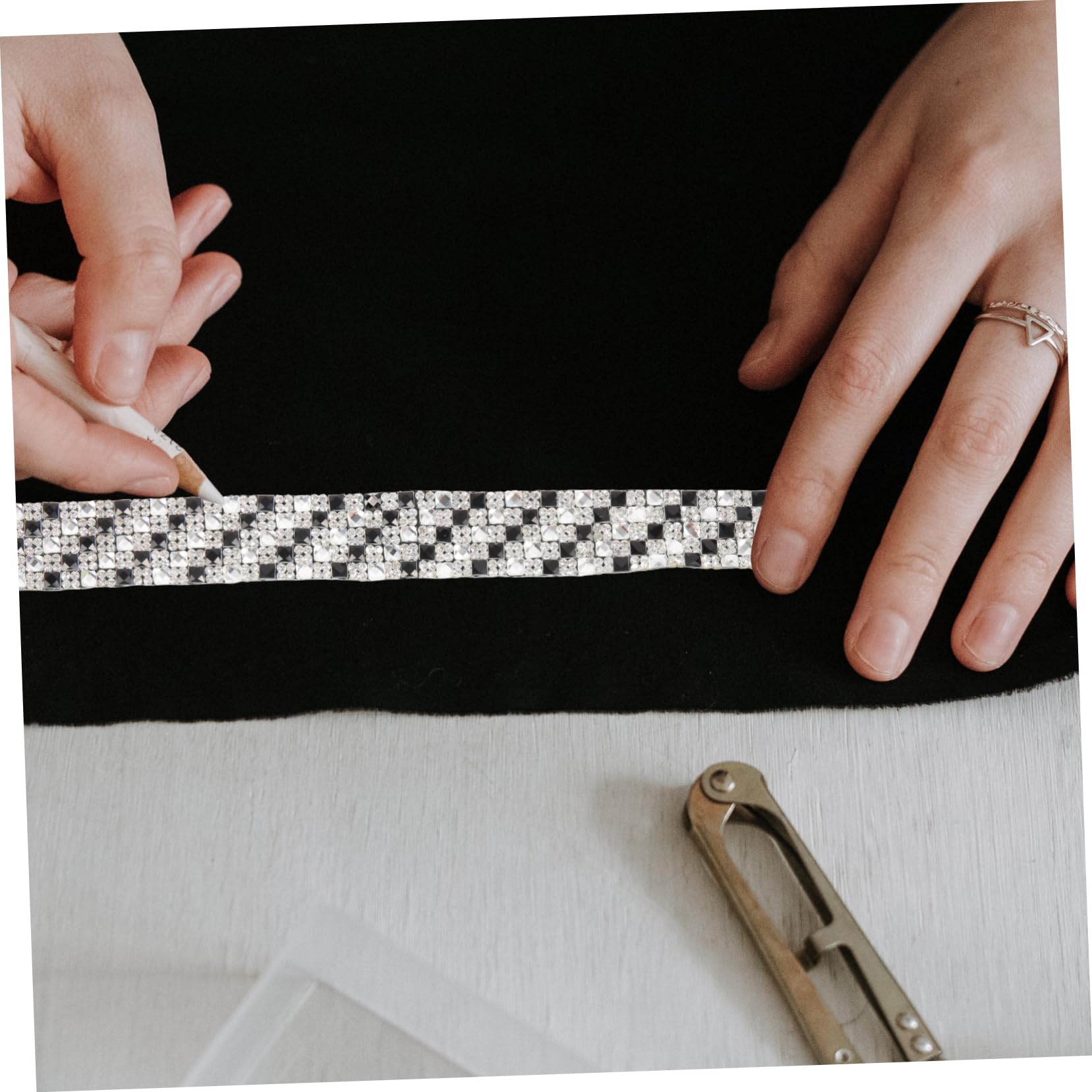 TEHAUX 5rollen Rhinestone Dekoband Für Bastelprojekte Selbstklebendes Strassband Für Hochzeiten Kostüme Und Kreative Deko-ideen