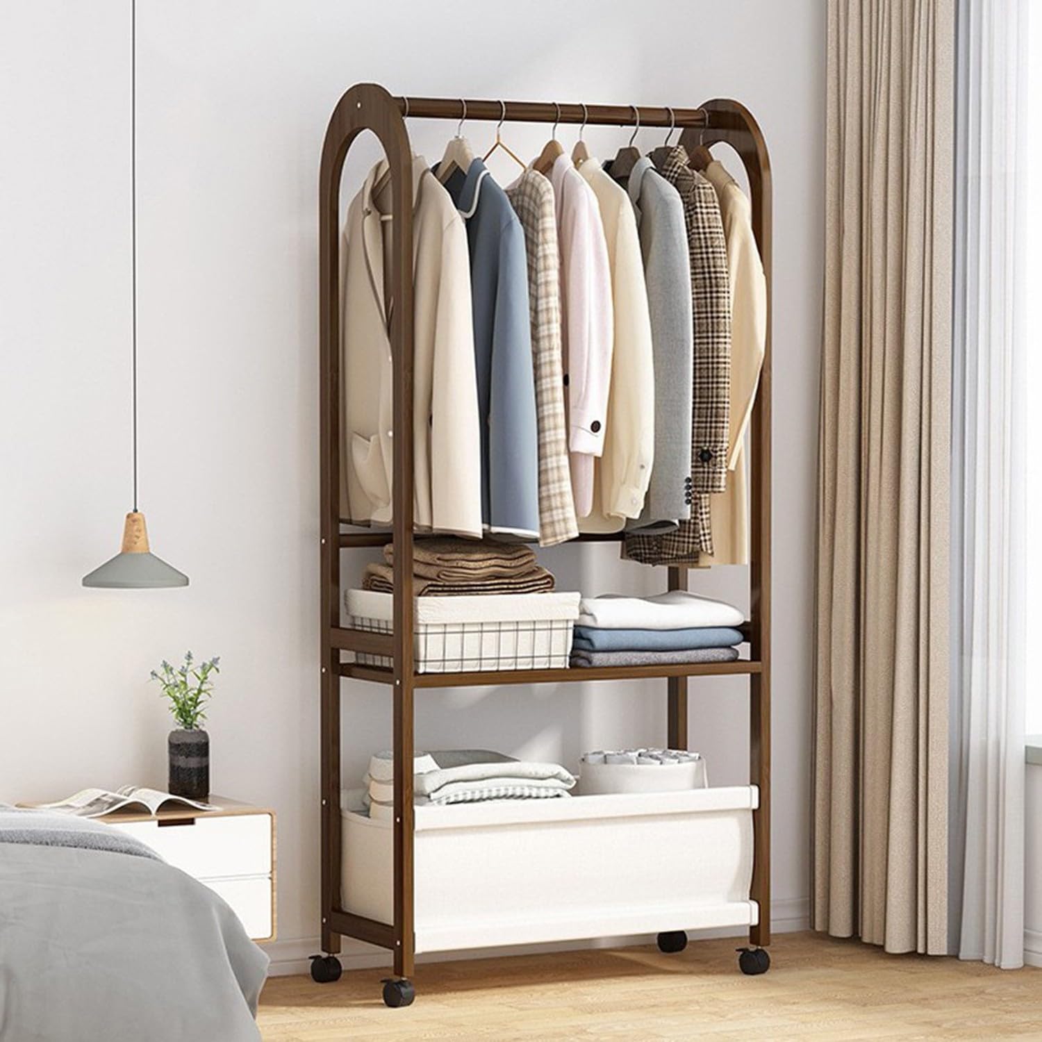Perchero de bambú independiente para organizar el dormitorio de forma elegante