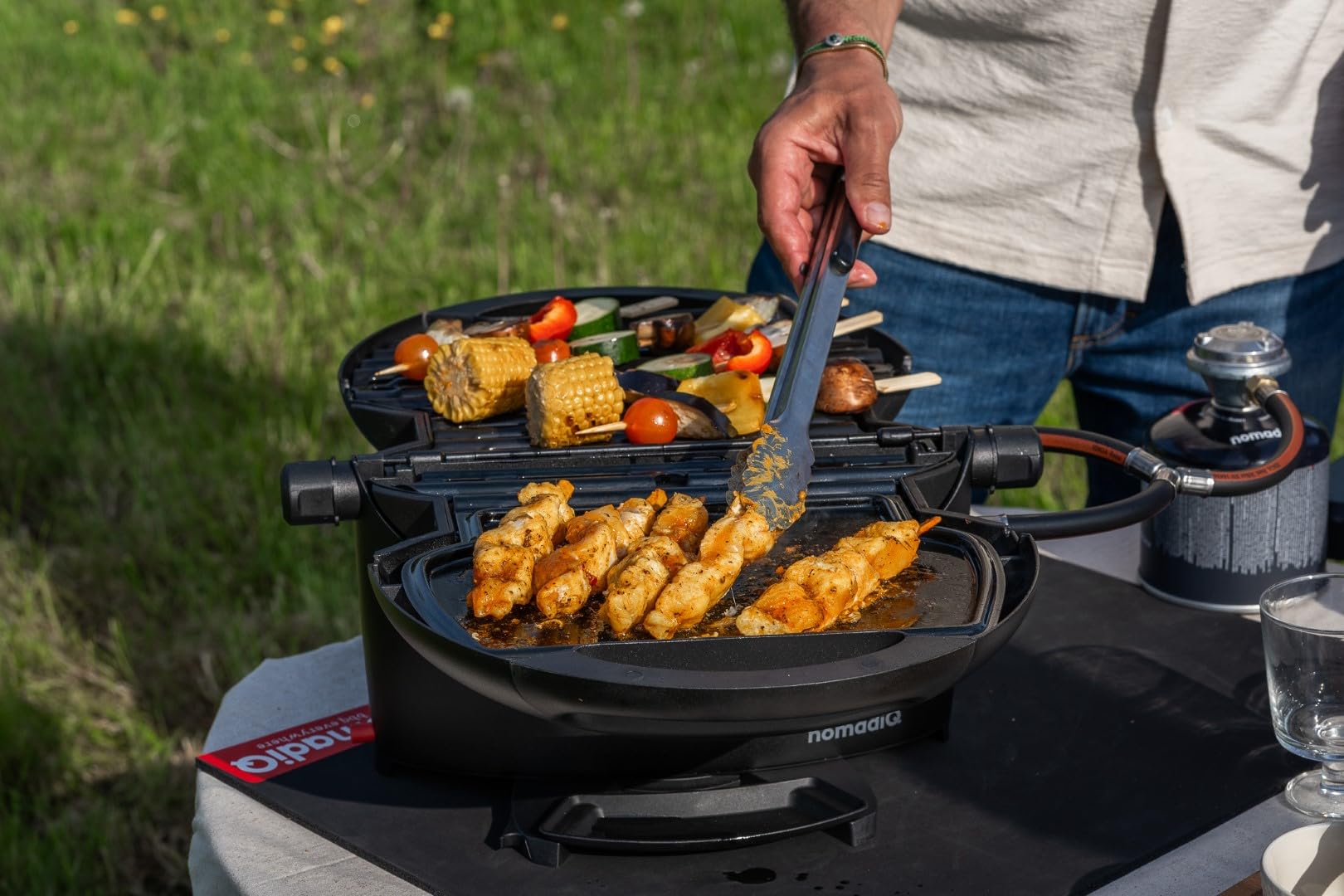 NOMADIQ BBQ Camping | Tischgrill | Compact | 2 Brenner | gasgrill camping | gasgrill balkon Wohnmobil | grillplatte, portable, outdoor, barbecue, outdoor kocher